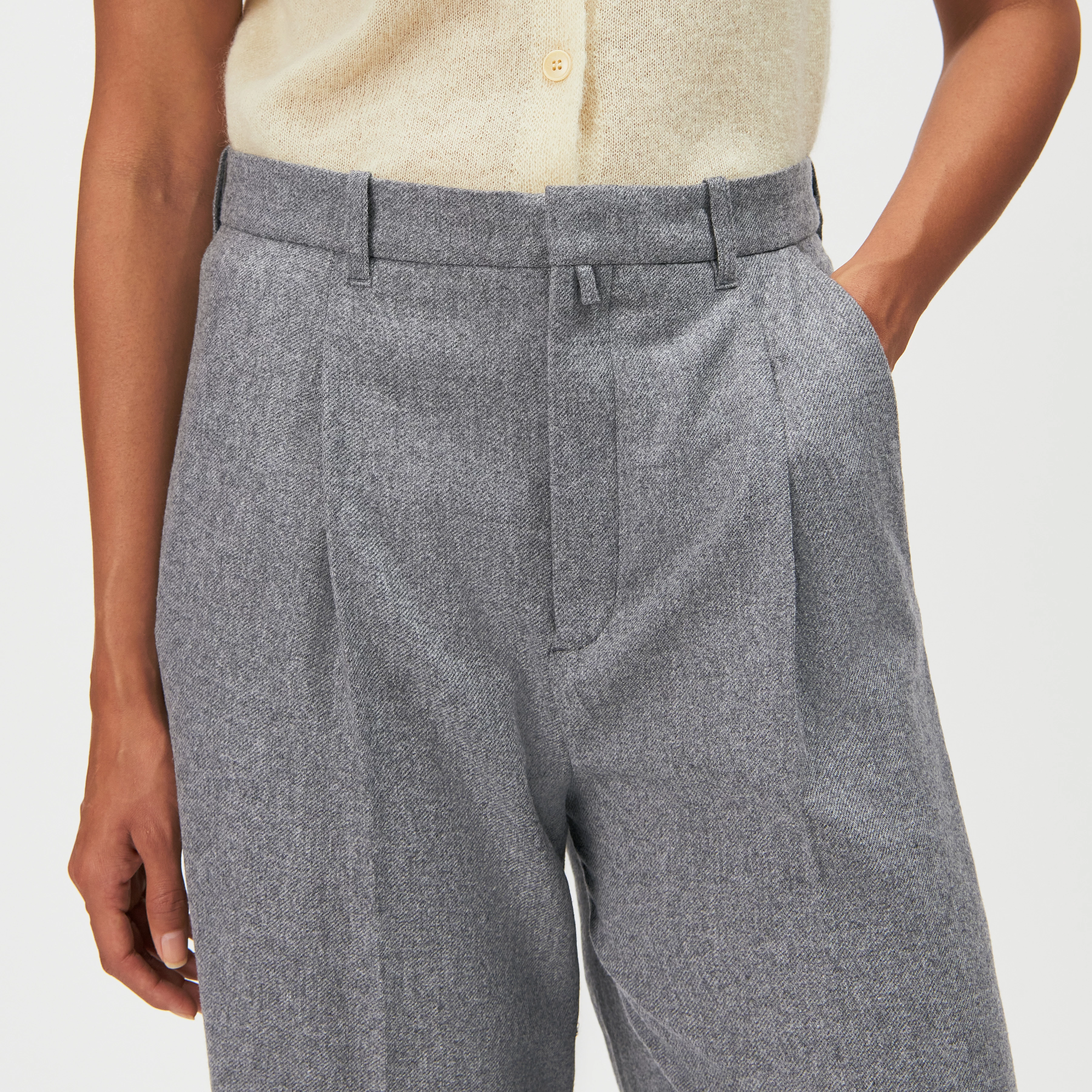 HARDLY - Wide pleat trousers in wool blend - women - grey - Detailansicht am Model