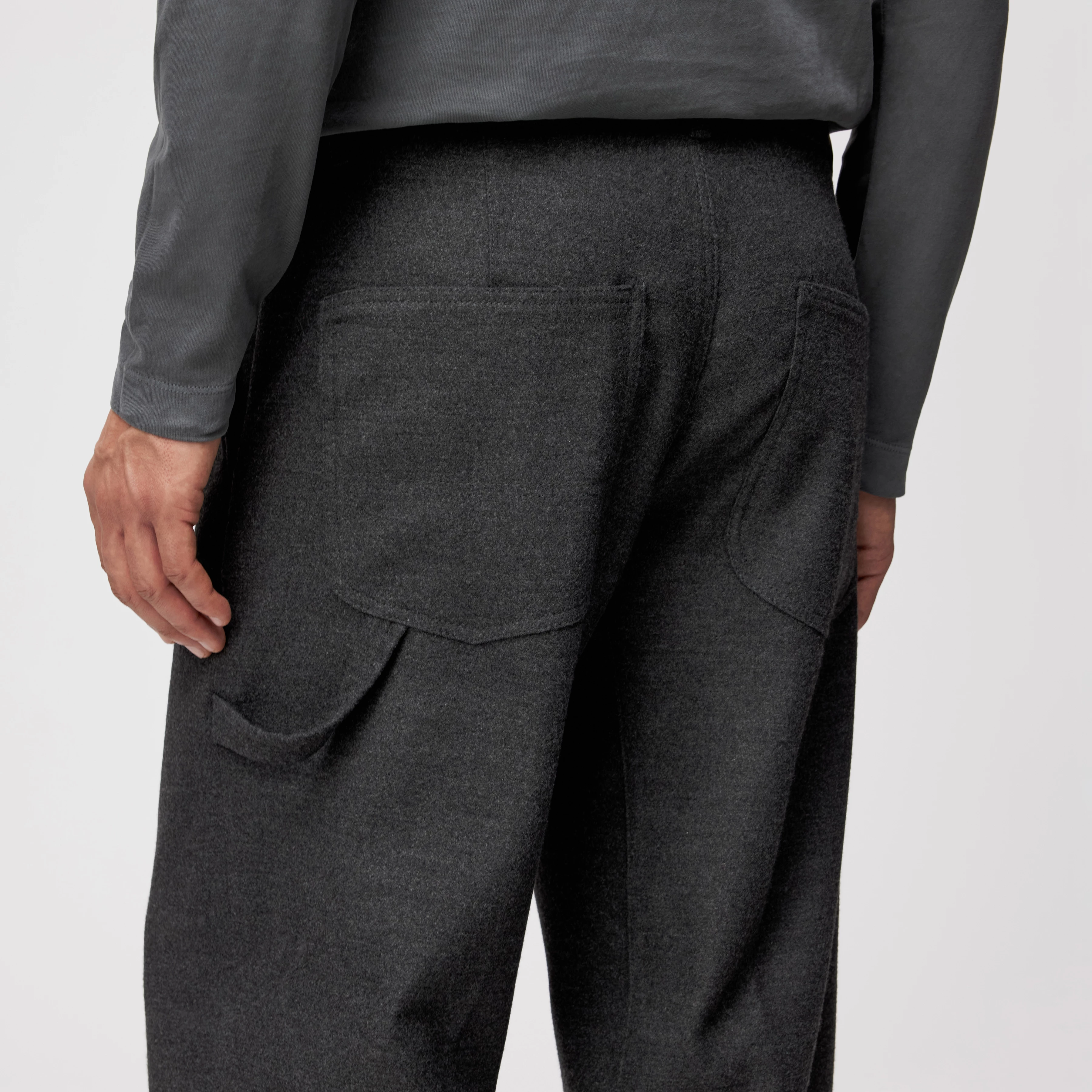 GONAGO - Utility Hose in softem Flanell - Herren - grau - Detailansicht am Model