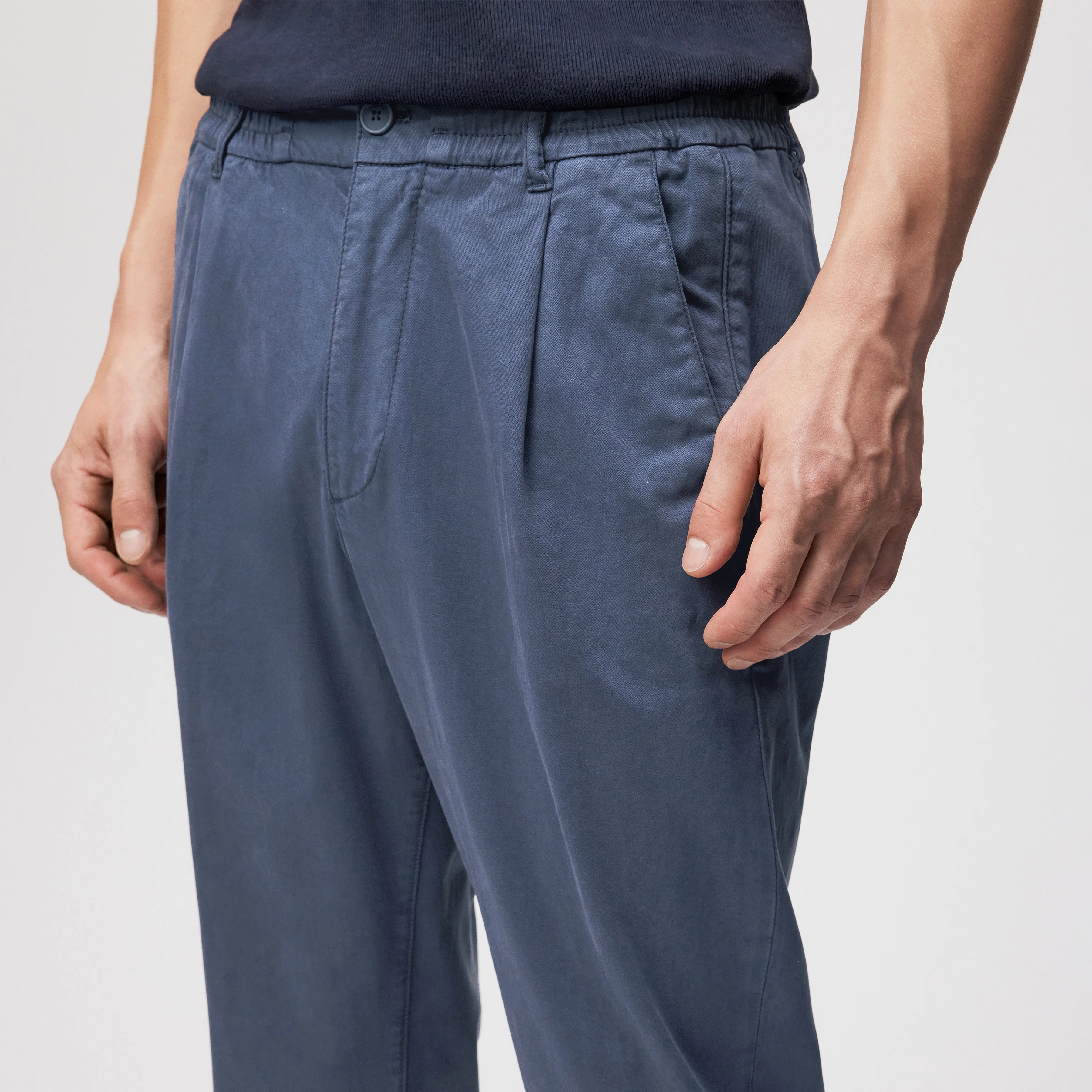 CHASY_RGLR - Casual trousers with pleats in soft cotton - men - blue - Detailansicht am Model