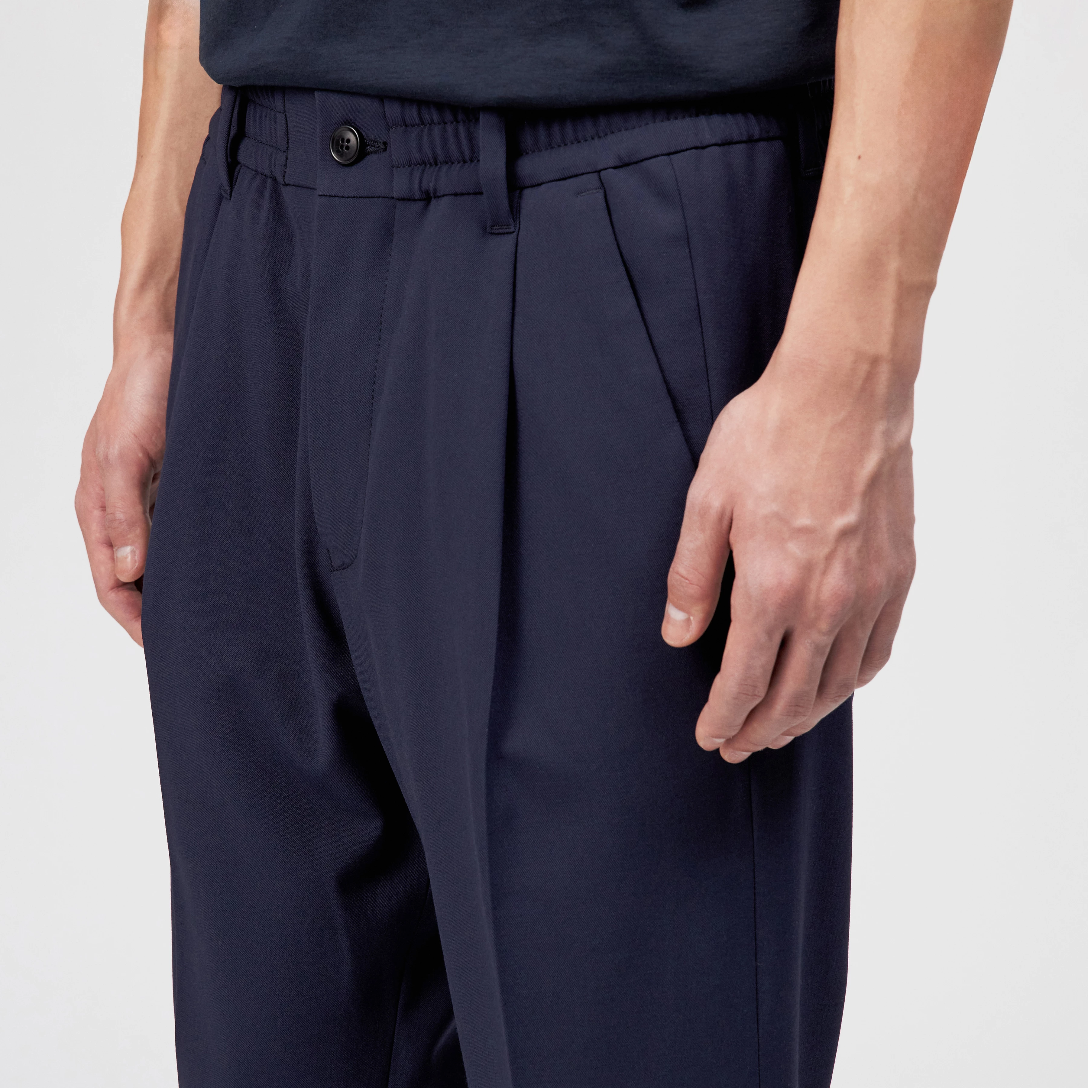 CHASY_RGLR - Pantalon décontracté à pince en gabardine - men - bleu - Detailansicht am Model