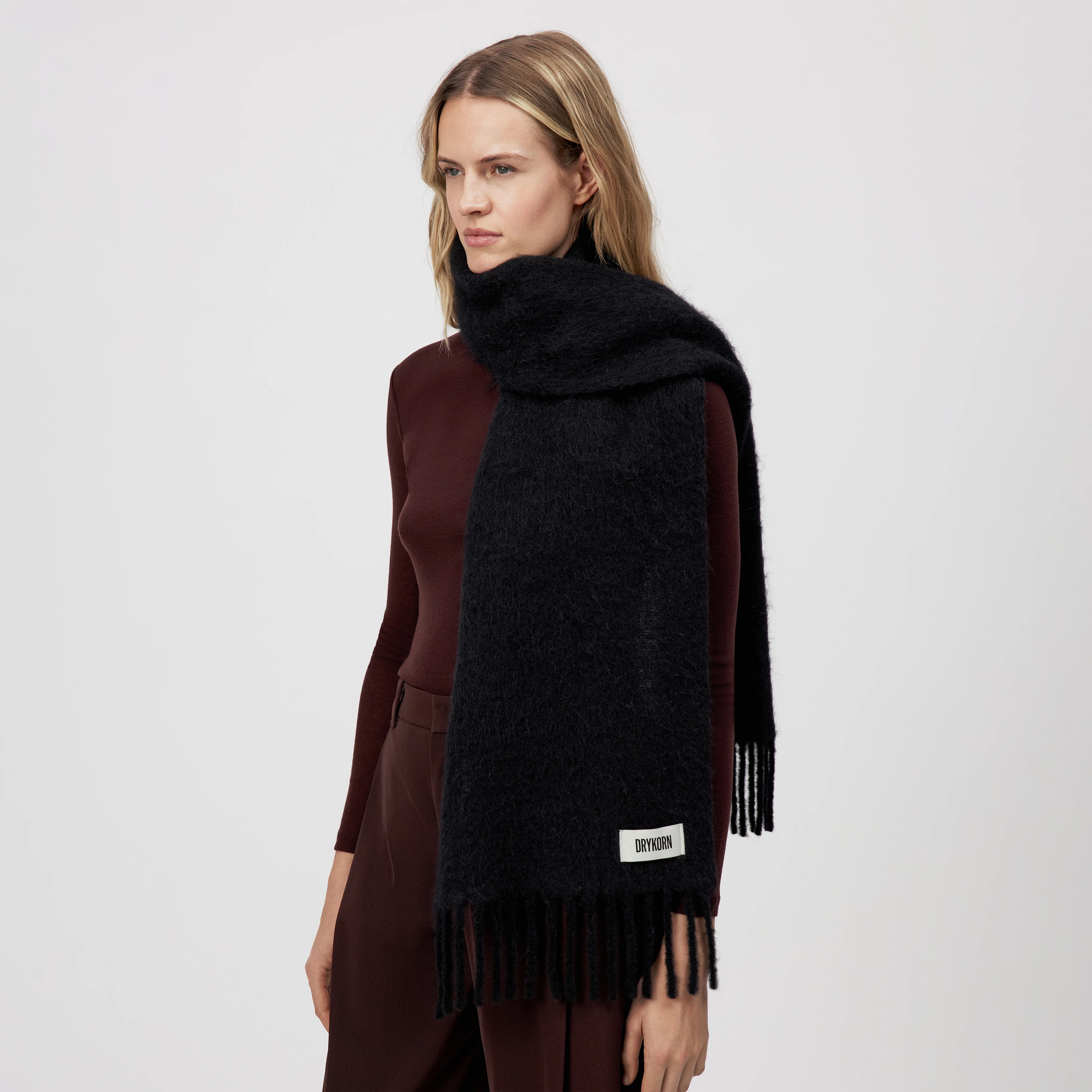 KASAY_2 - Scarf in fluffy alpaca blend - unisex - Natural Aluminium - Ganzkörper-Frontansicht