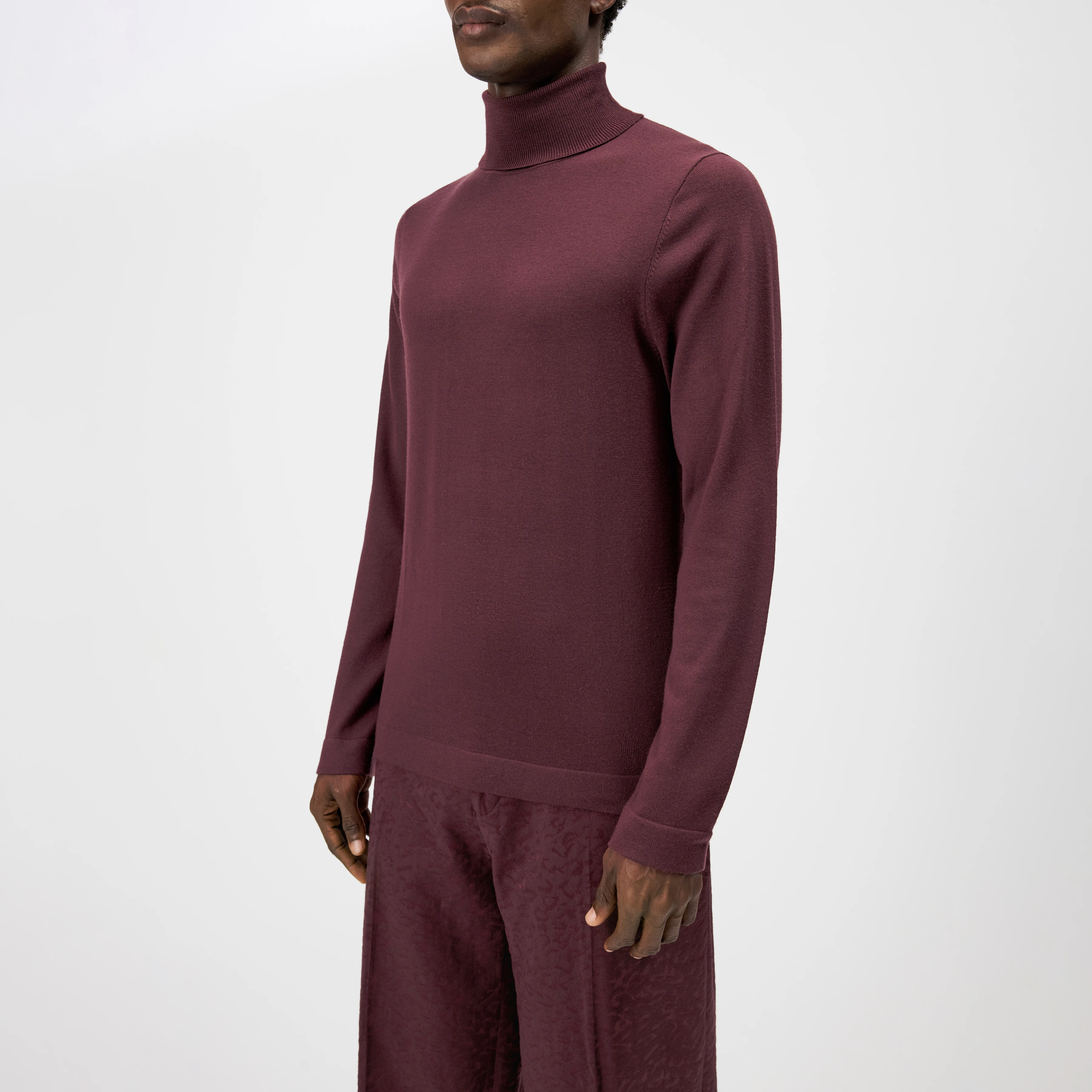 JOEY - Turtleneck jumper in 100% merino wool - men - red - Detailansicht am Model