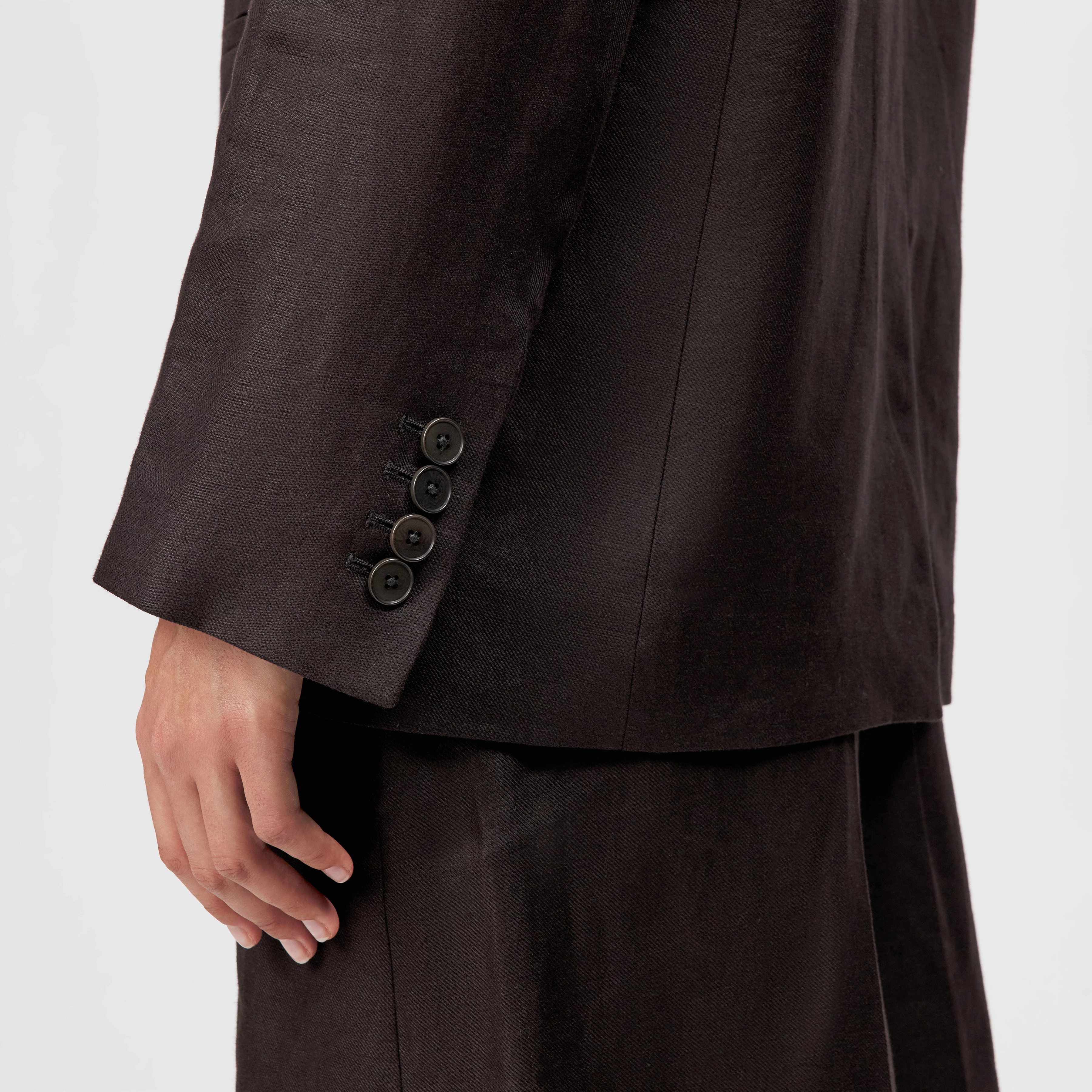 MOWTIE - Lässiger Einreiher-Blazer in reinem Leinen - Damen - braun - Detailansicht am Model