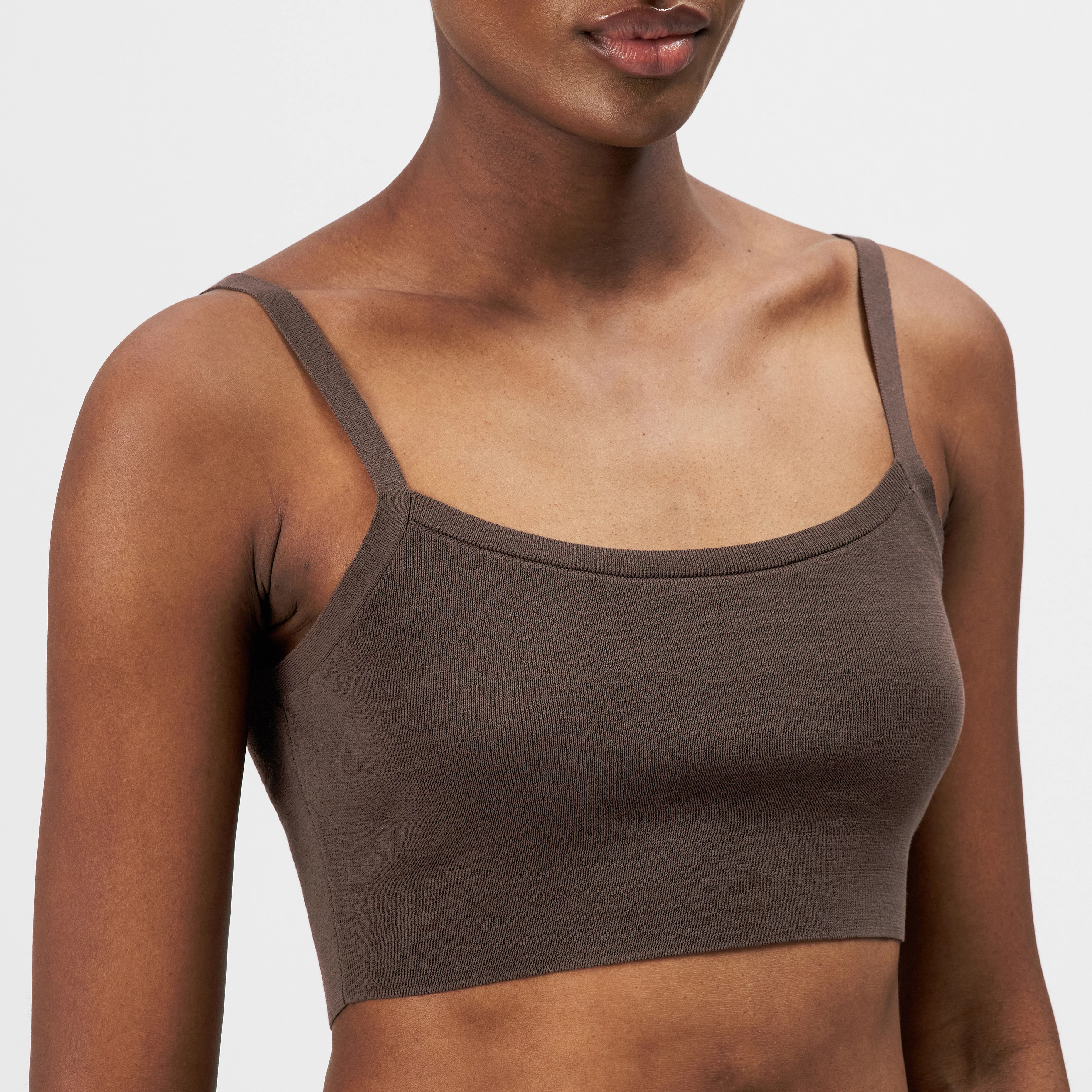 JOSEY - Cropped tank top in matte finish - women - brown - Detailansicht am Model