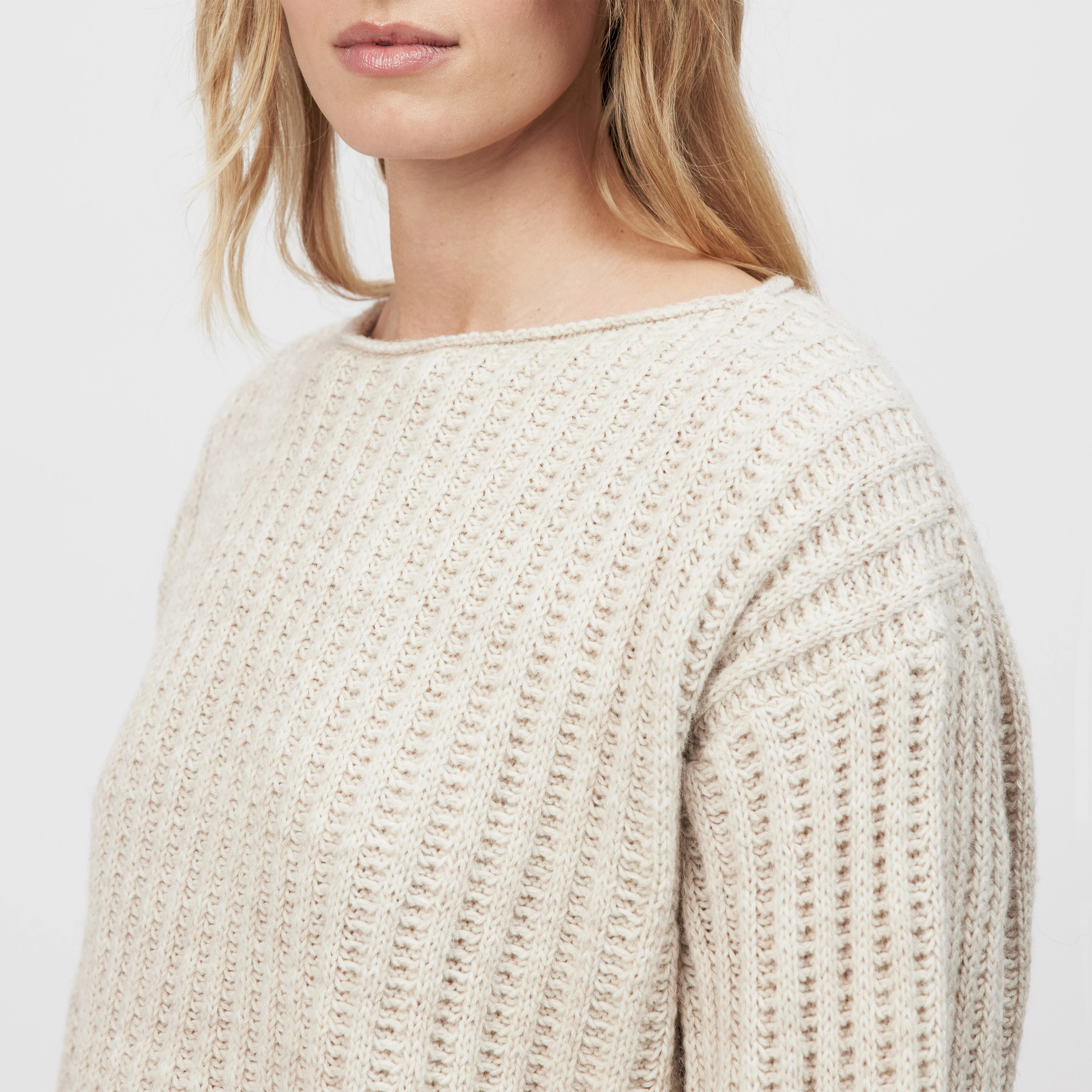 IMENY - Verkürzter Pullover in Woll-Alpakamix - Damen - beige - Detailansicht am Model