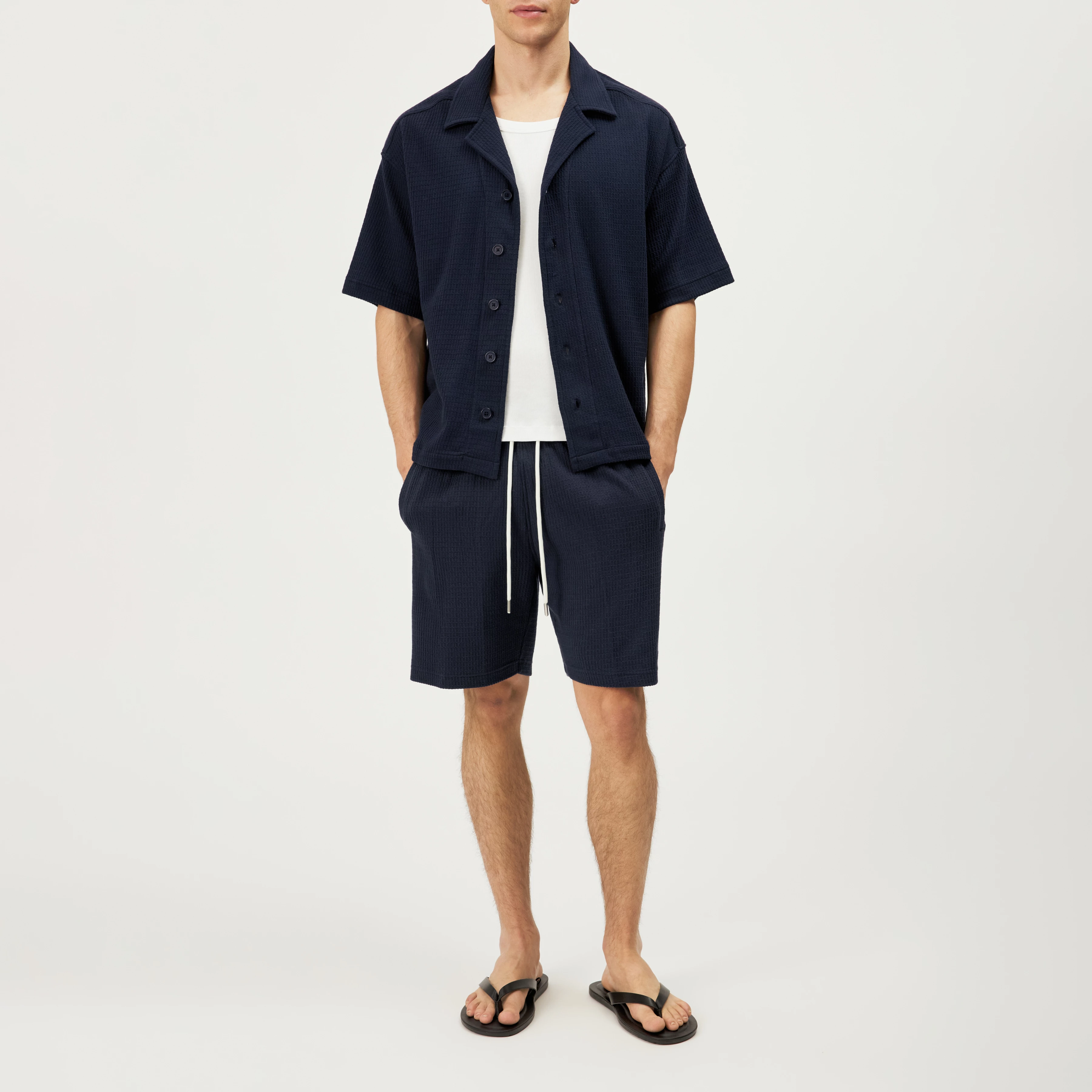 BRIKKO - Casual shorts i ren bomuld - men - blå - Ganzkörper-Frontansicht