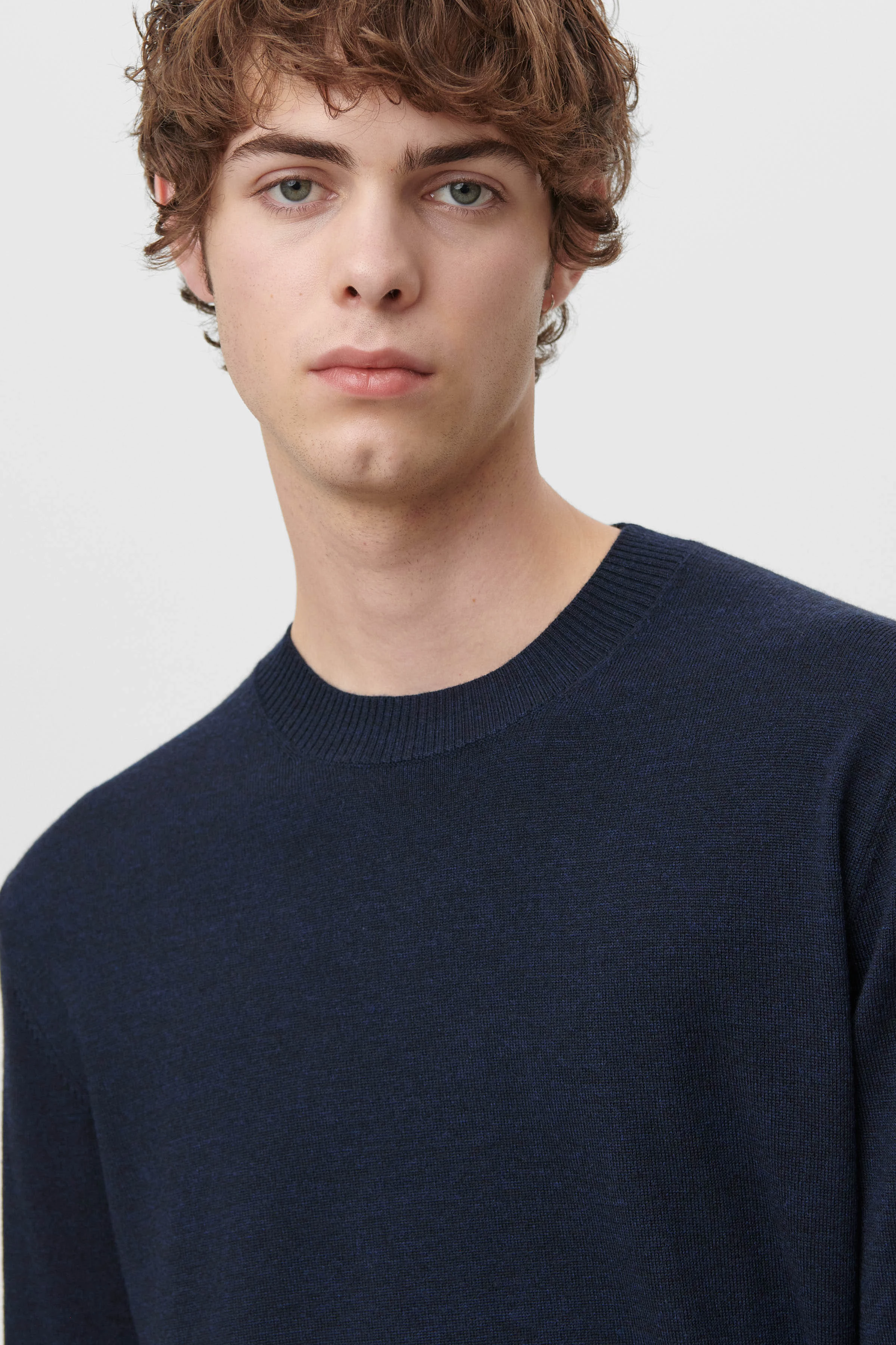 VINCENT - Rundhalspullover in Merinowolle - Herren - blau - Seitenansicht