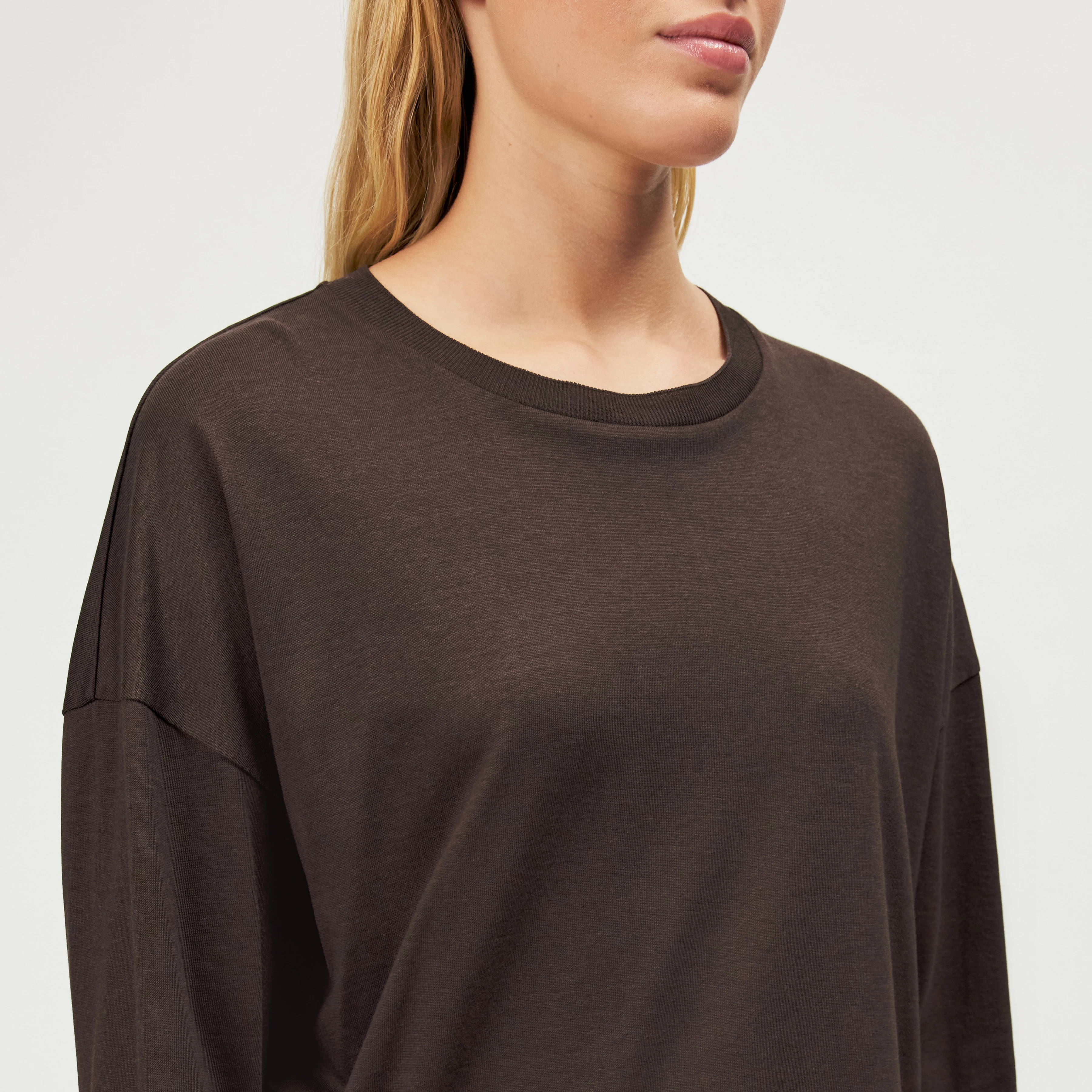CESIDIE - Long-sleeve crew neck in jersey blend - women - brown - Detailansicht am Model