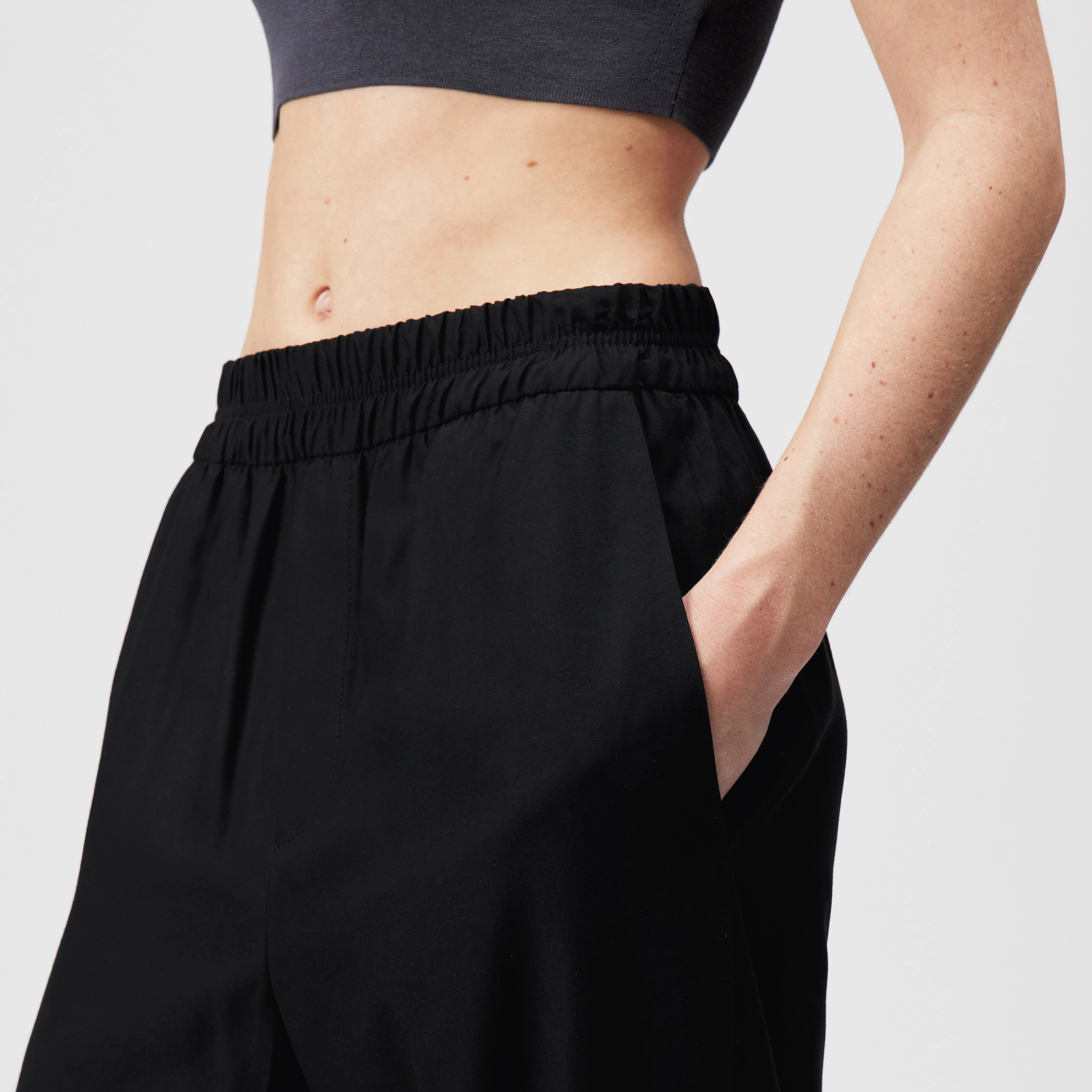 EITHER - Pantalon large en twill de viscose - women - noir - Detailansicht am Model