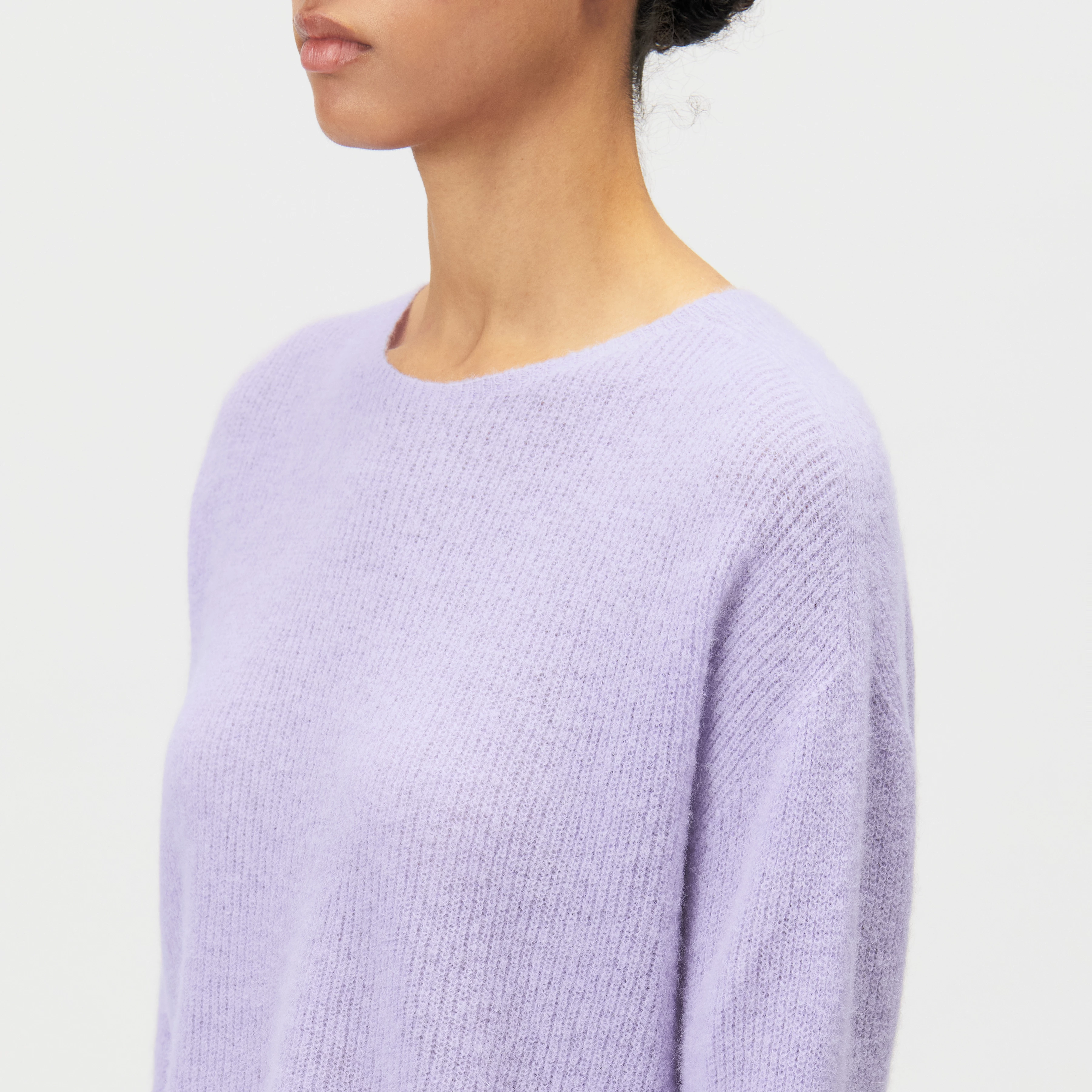 IMENY - Short Suri Alpaca blend jumper - women - purple - Detailansicht am Model
