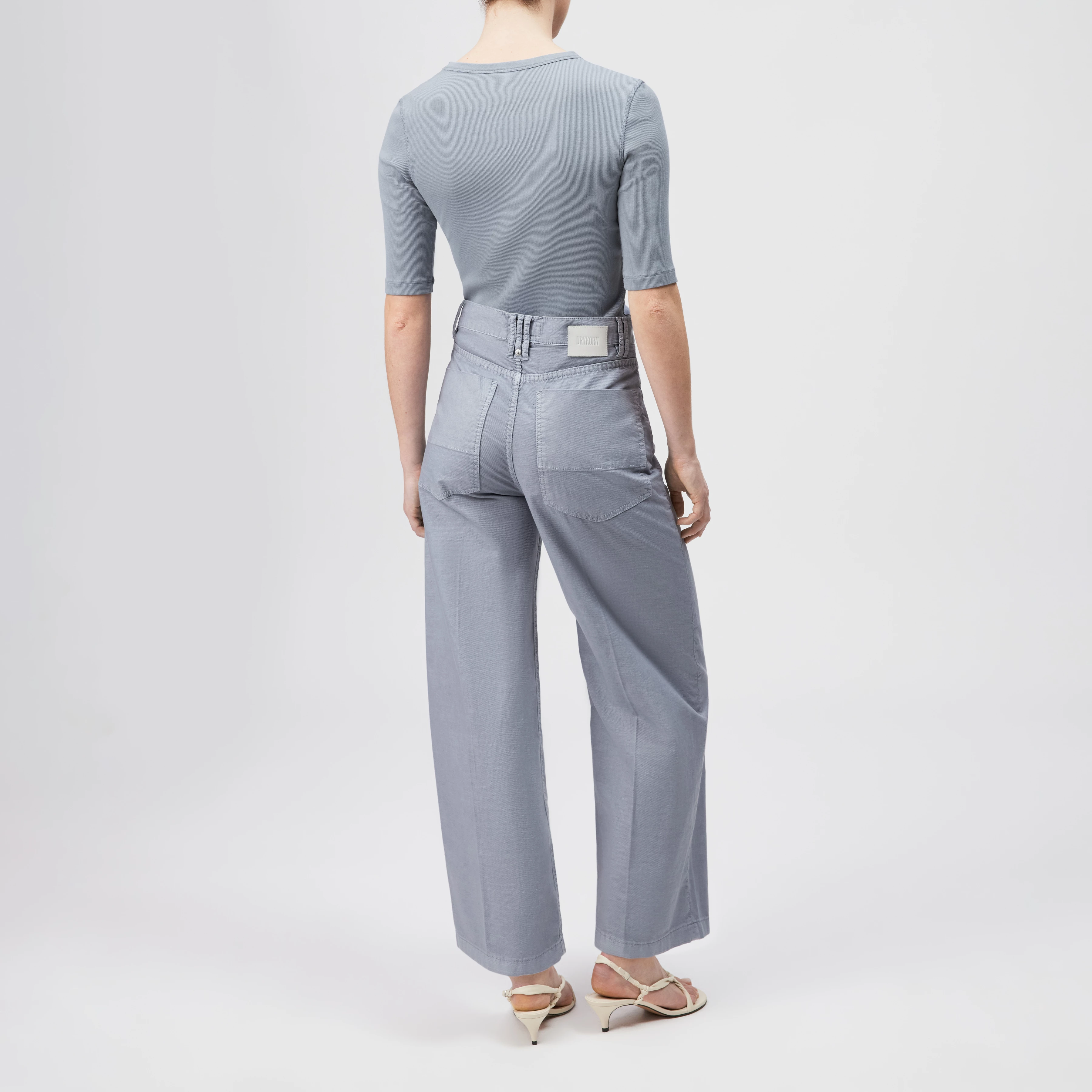 DERIVE - Mid-waist jeans in cotton-linen blend - women - blue - Rückansicht