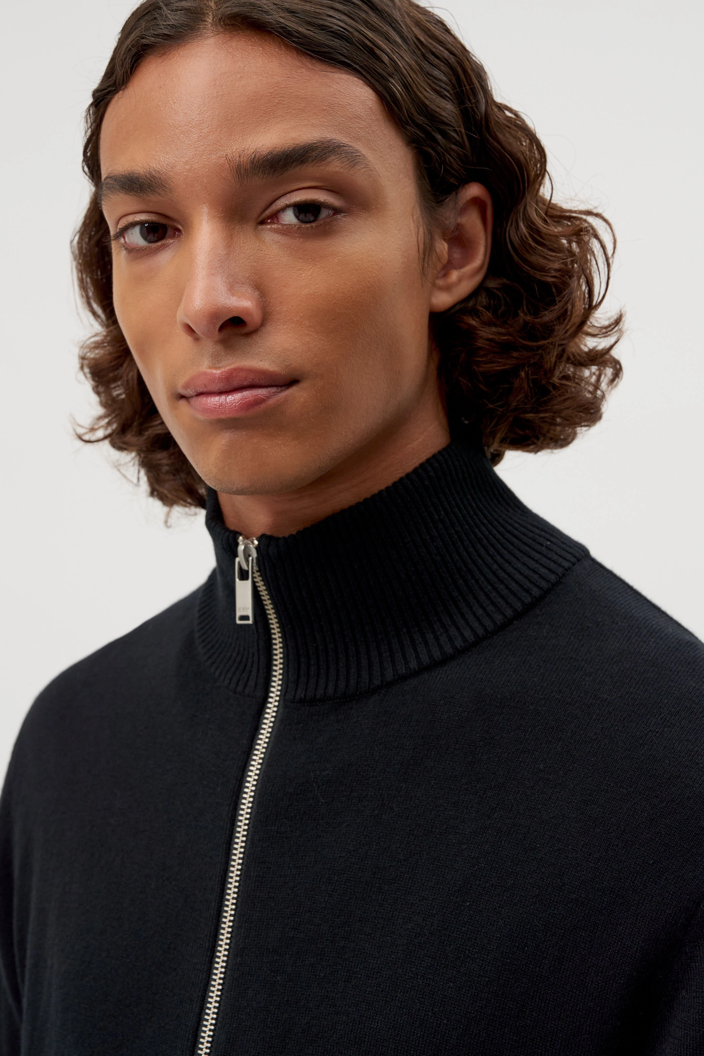 ANTONIO - soft basic zip jacket - men - Natural Aluminium - Detailansicht am Model