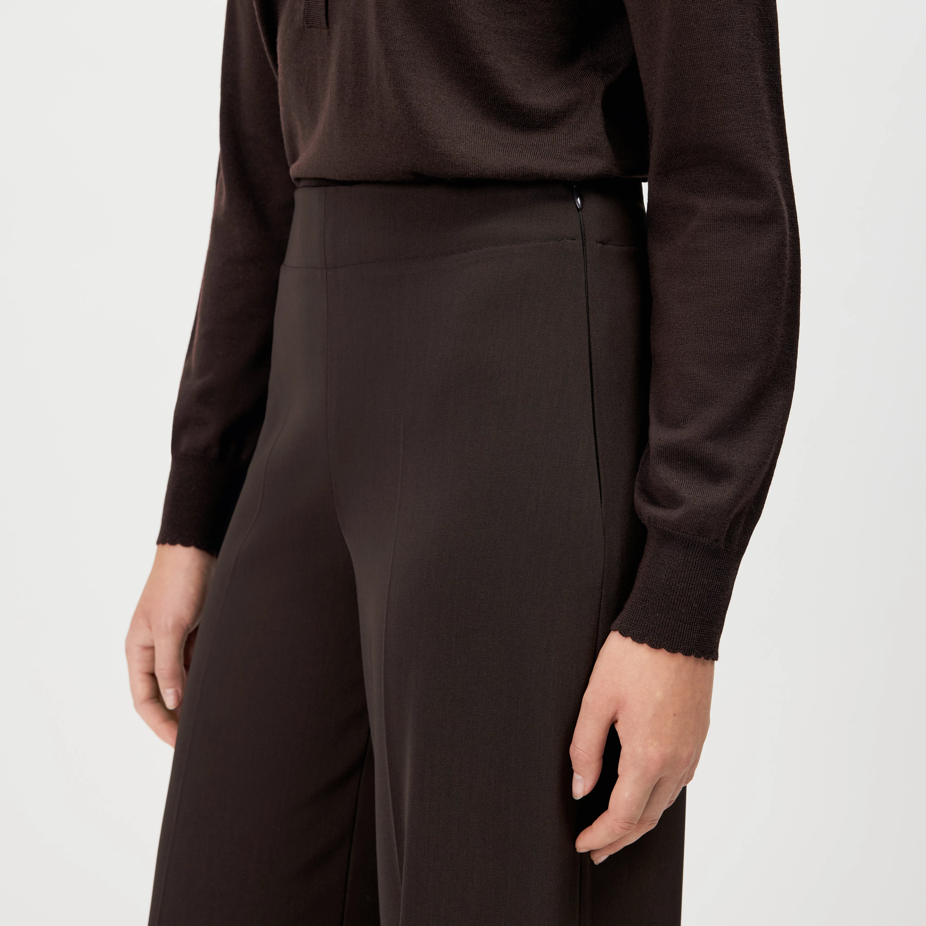 BEFORE - Pleated wide-leg trousers - women - brown - Detailansicht am Model