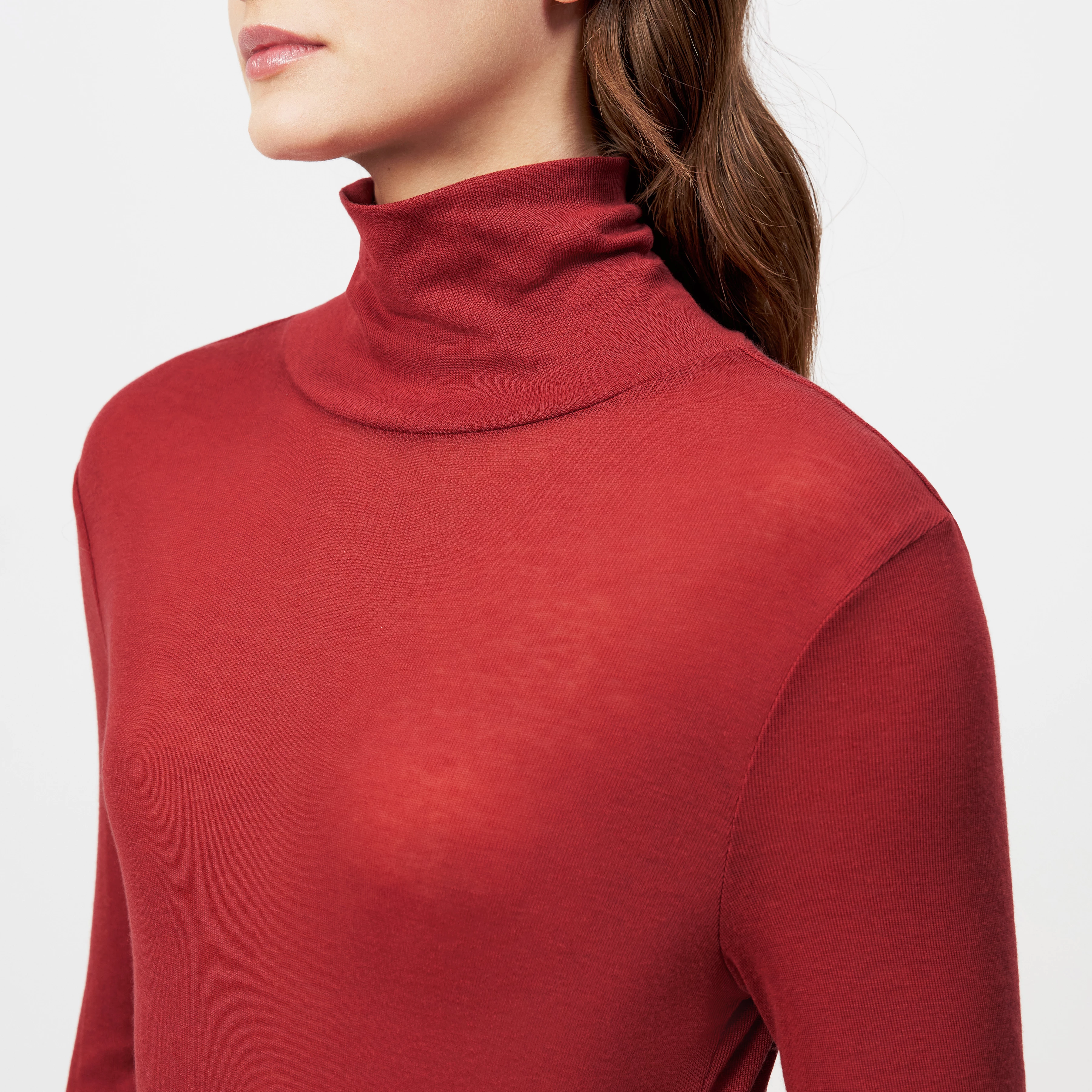 ZERAFNE - Schmales Longsleeve in Lyocell-Wolle-Mix - Damen - rot - Detailansicht am Model