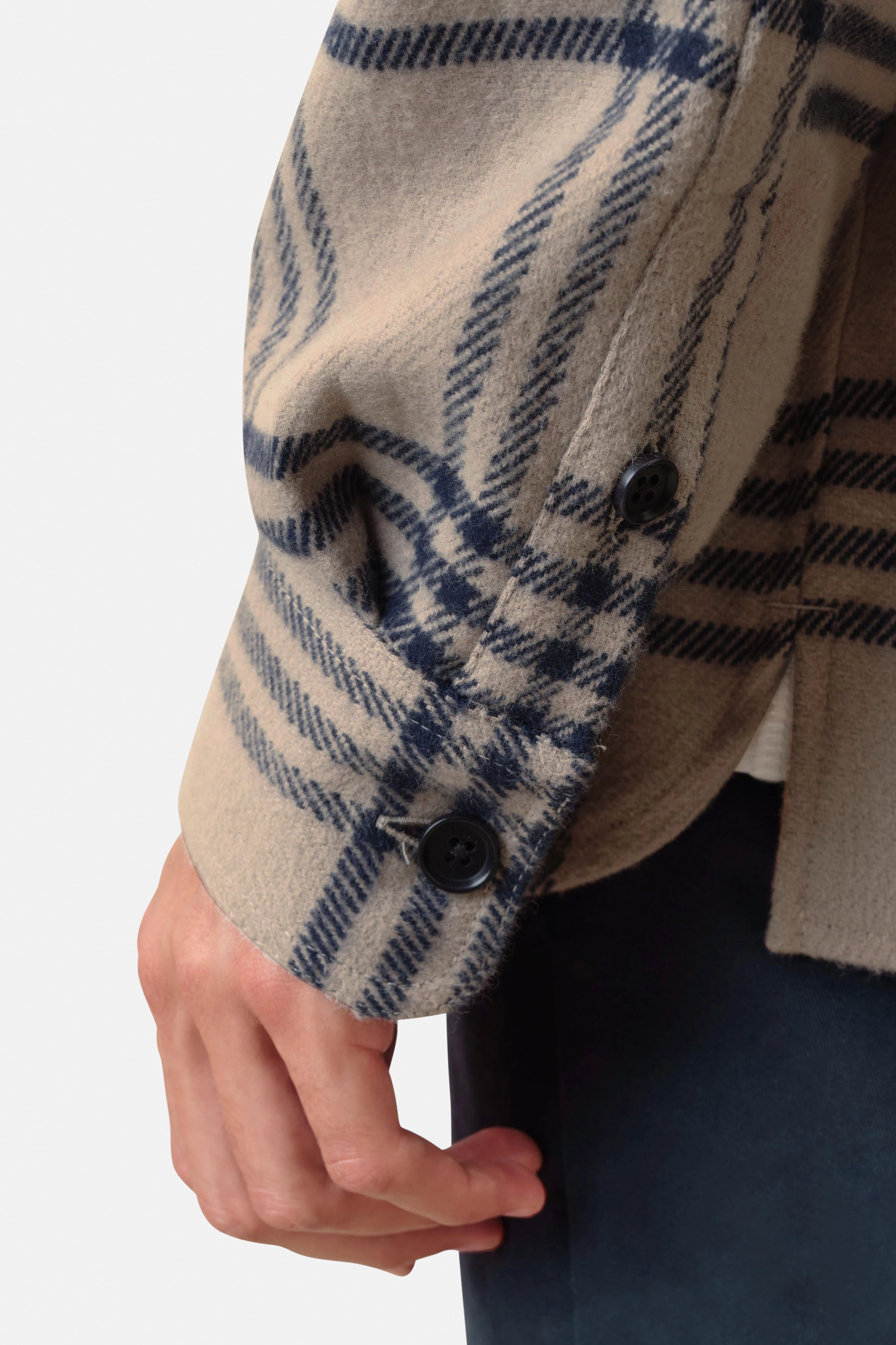 GUNRAY - Relaxed Fit Overshirt in heavy Flanell - Herren - beige - Detailansicht am Model