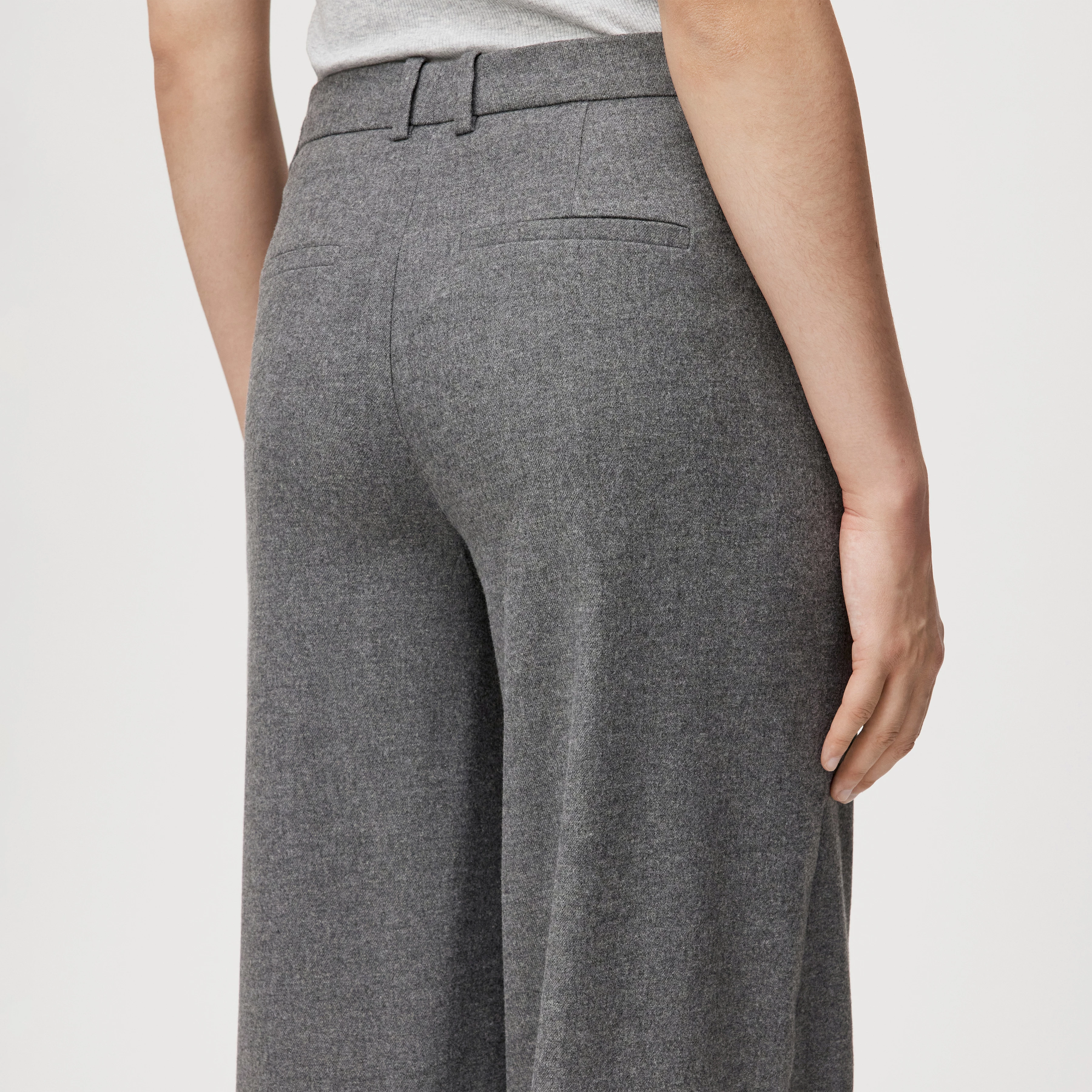 DESK - Trousers with barrel leg in wool blend - women - grey - Detailansicht am Model