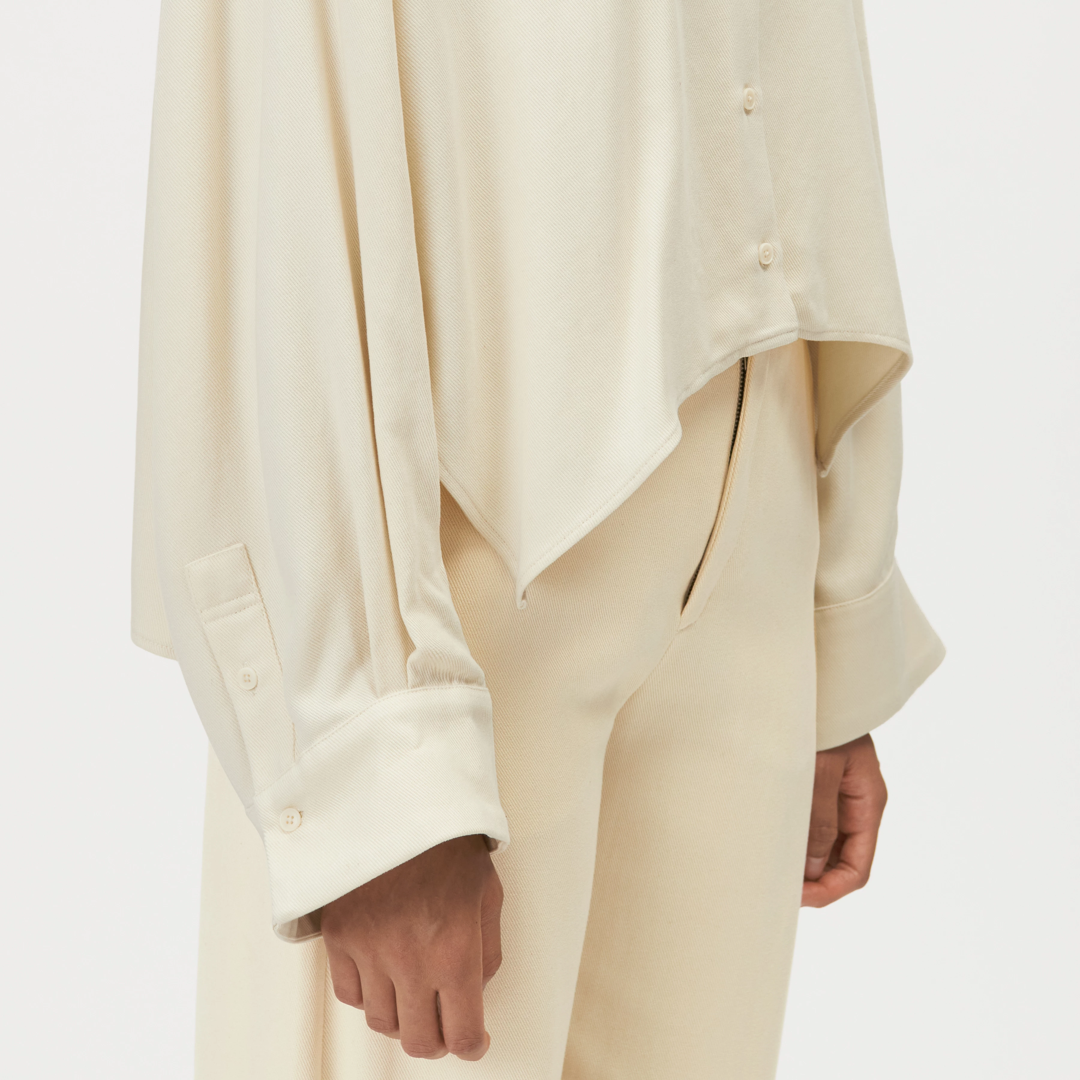 OSHIA - Oversized overhemdblouse in lyocell - dames - beige - Detailansicht am Model