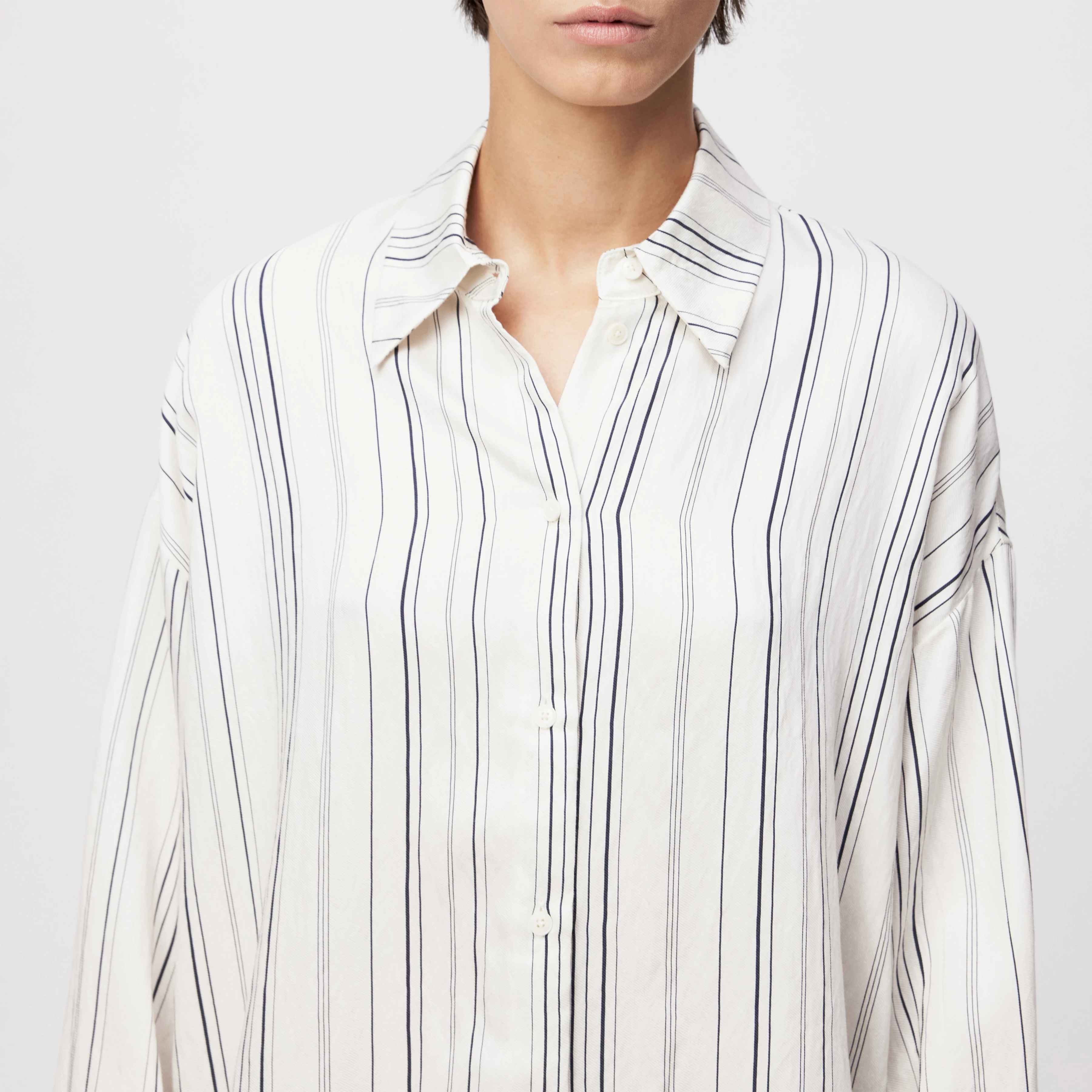 LYNDARA - Casual shirt blouse in viscose blend - women - off white - Detailansicht am Model