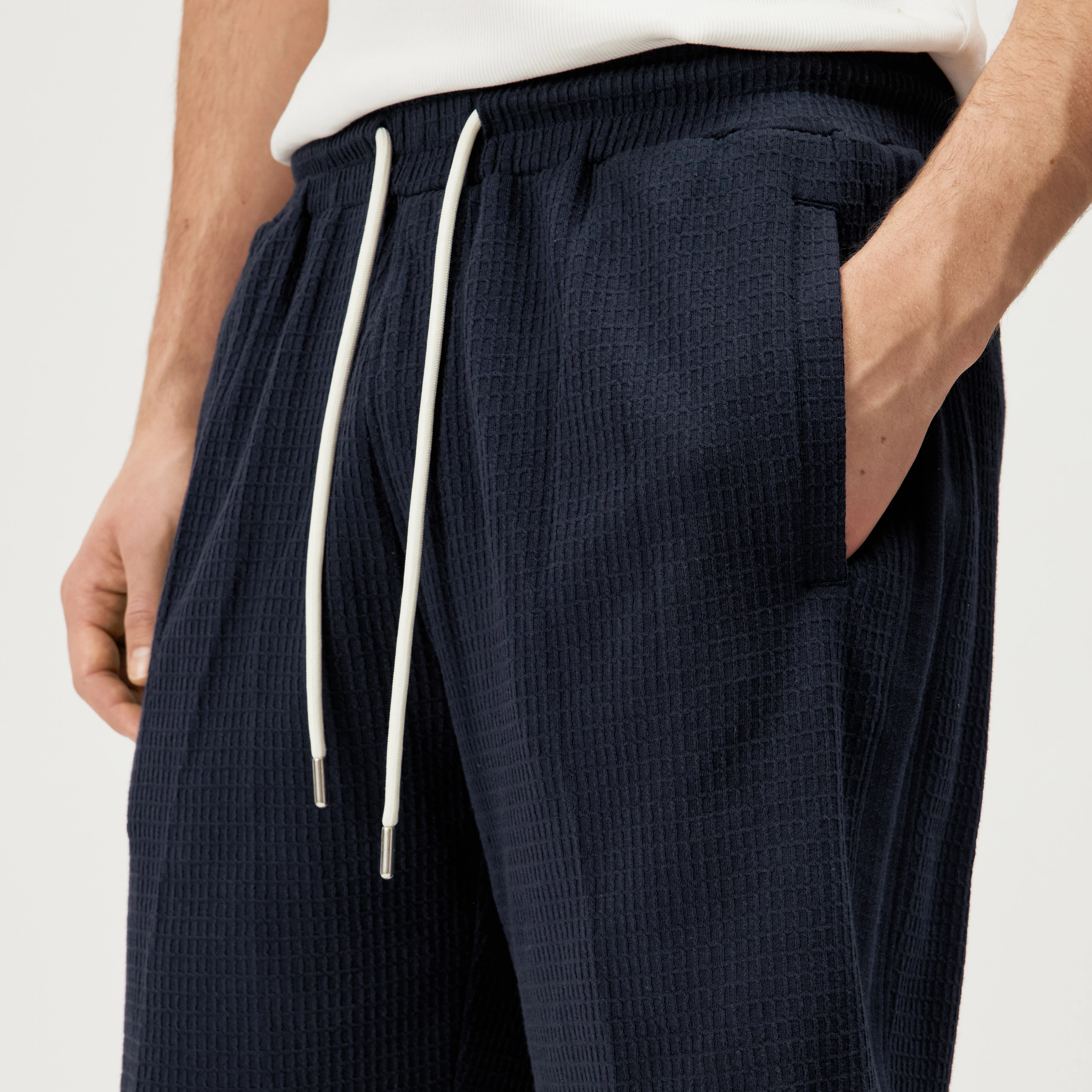 BRIKKO - Casual shorts i ren bomuld - men - blå - Detailansicht am Model