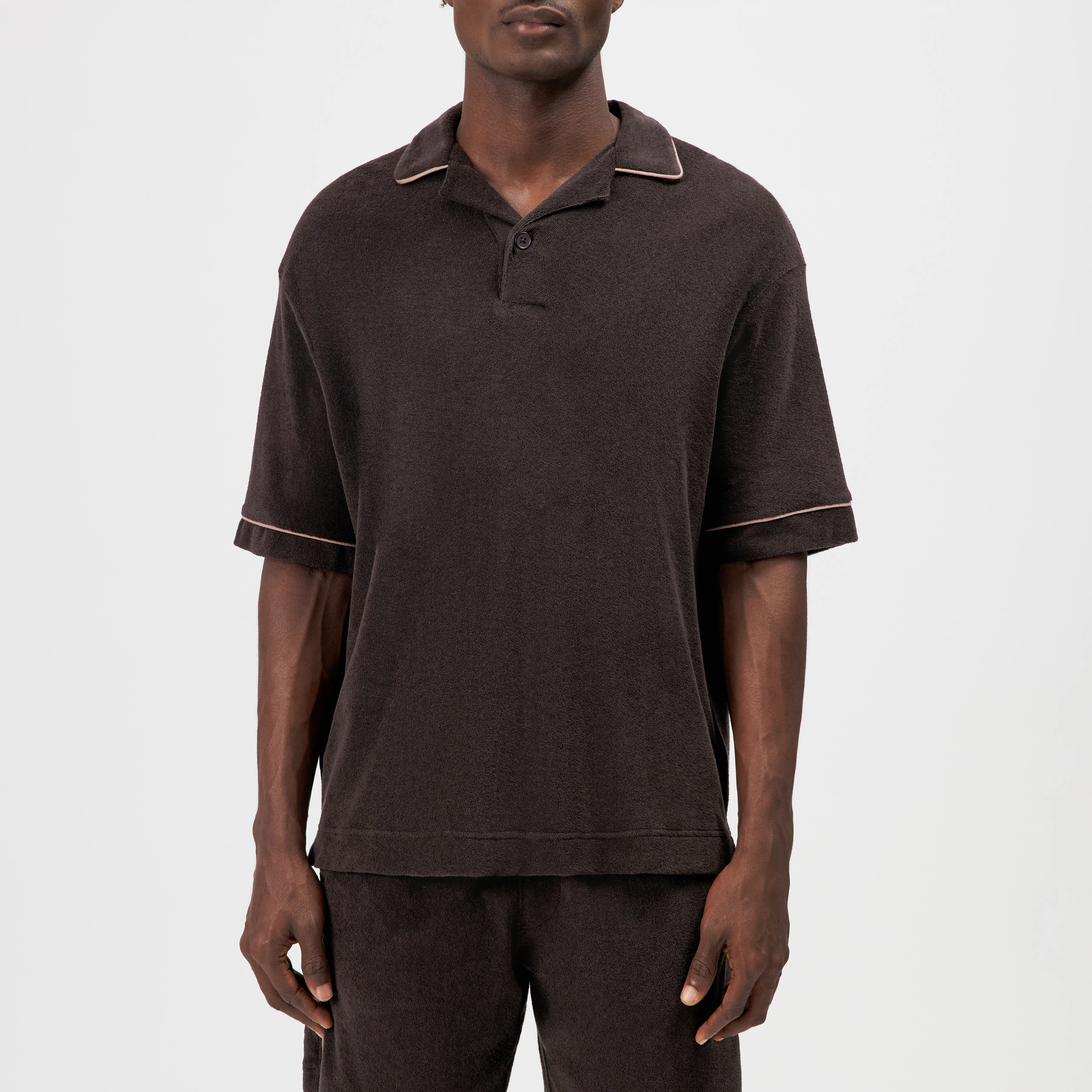 JORVEN - Relaxed Fit Polo aus Frottee mit Kontrastpaspel - Herren - braun - Frontansicht