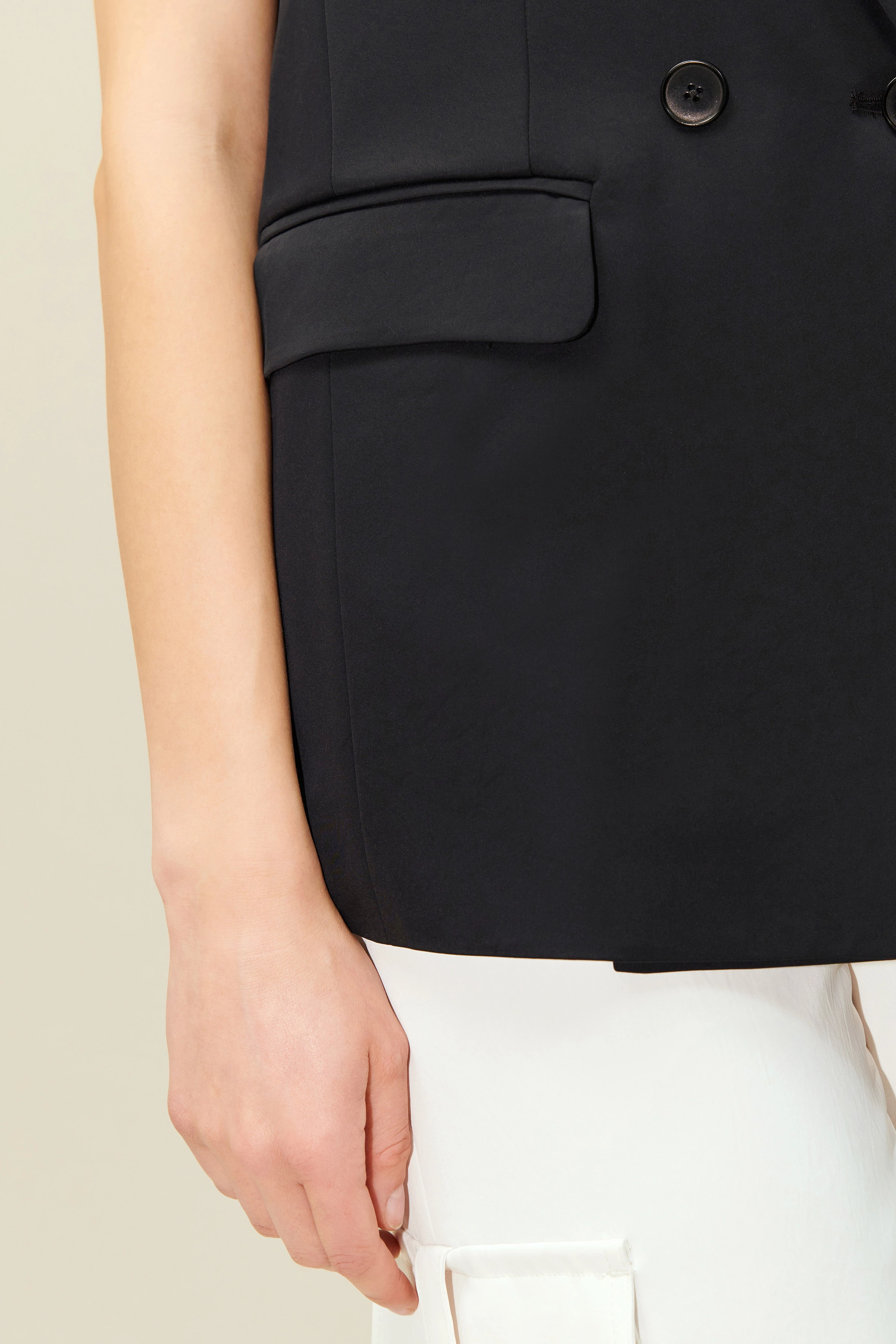 HAINAULT - Ärmelloser Zweireiher aus luxuriösem Satin - Damen - schwarz - Detailansicht am Model