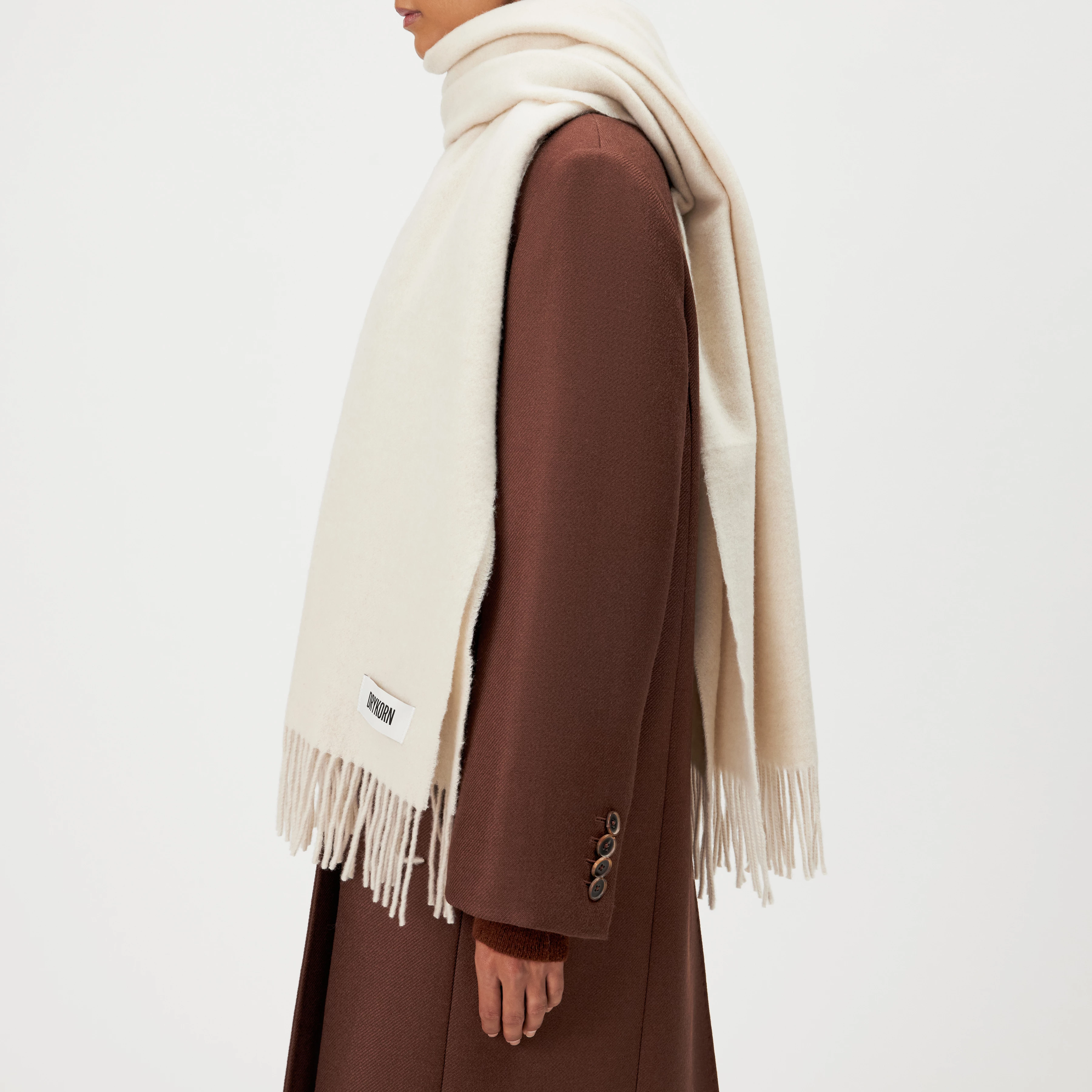 GAZE_4 - Schal in Wolltwill - Unisex - beige - Detailansicht am Model