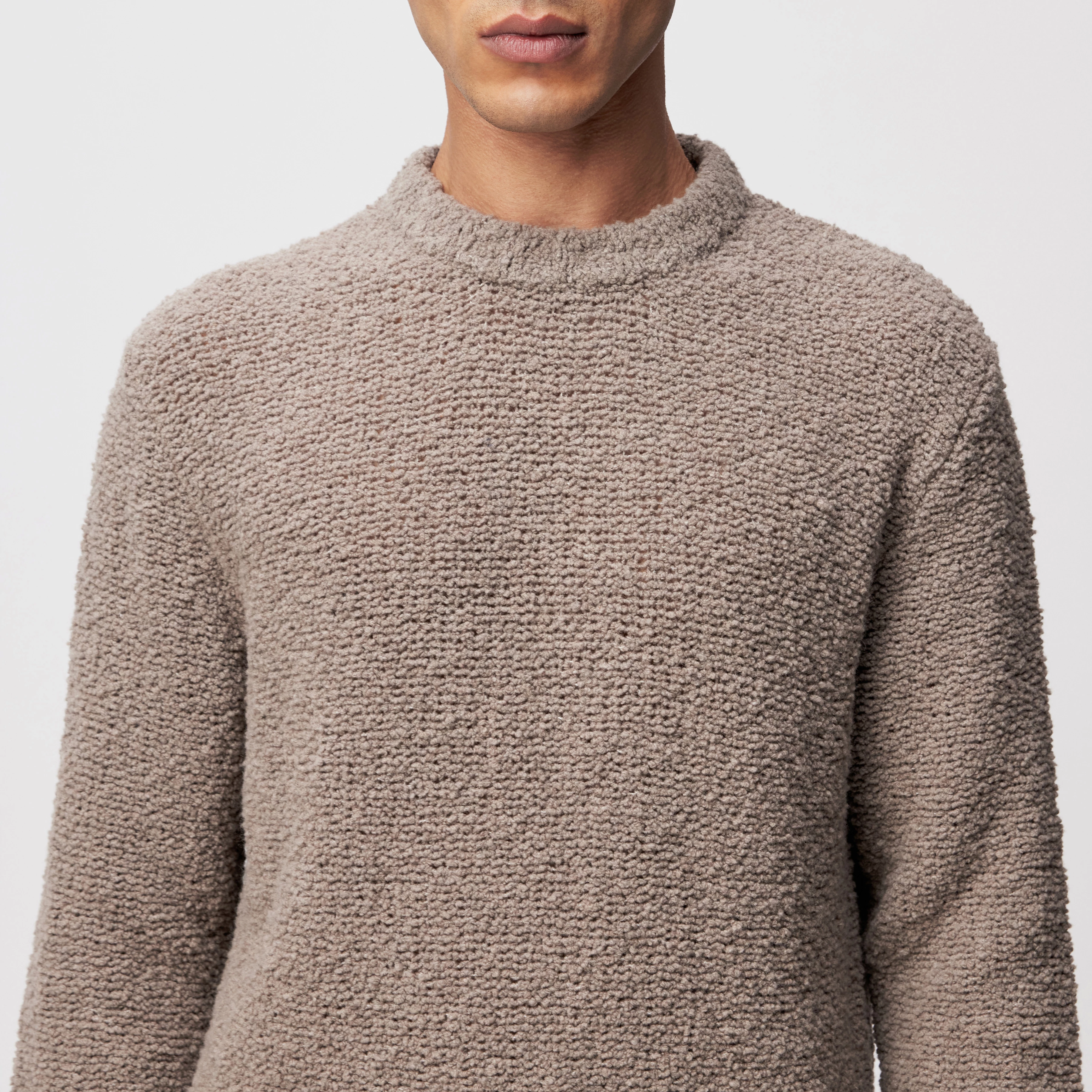 LEANDO - Rundhalspullover in Woll-Mix - Herren - braun - Detailansicht am Model