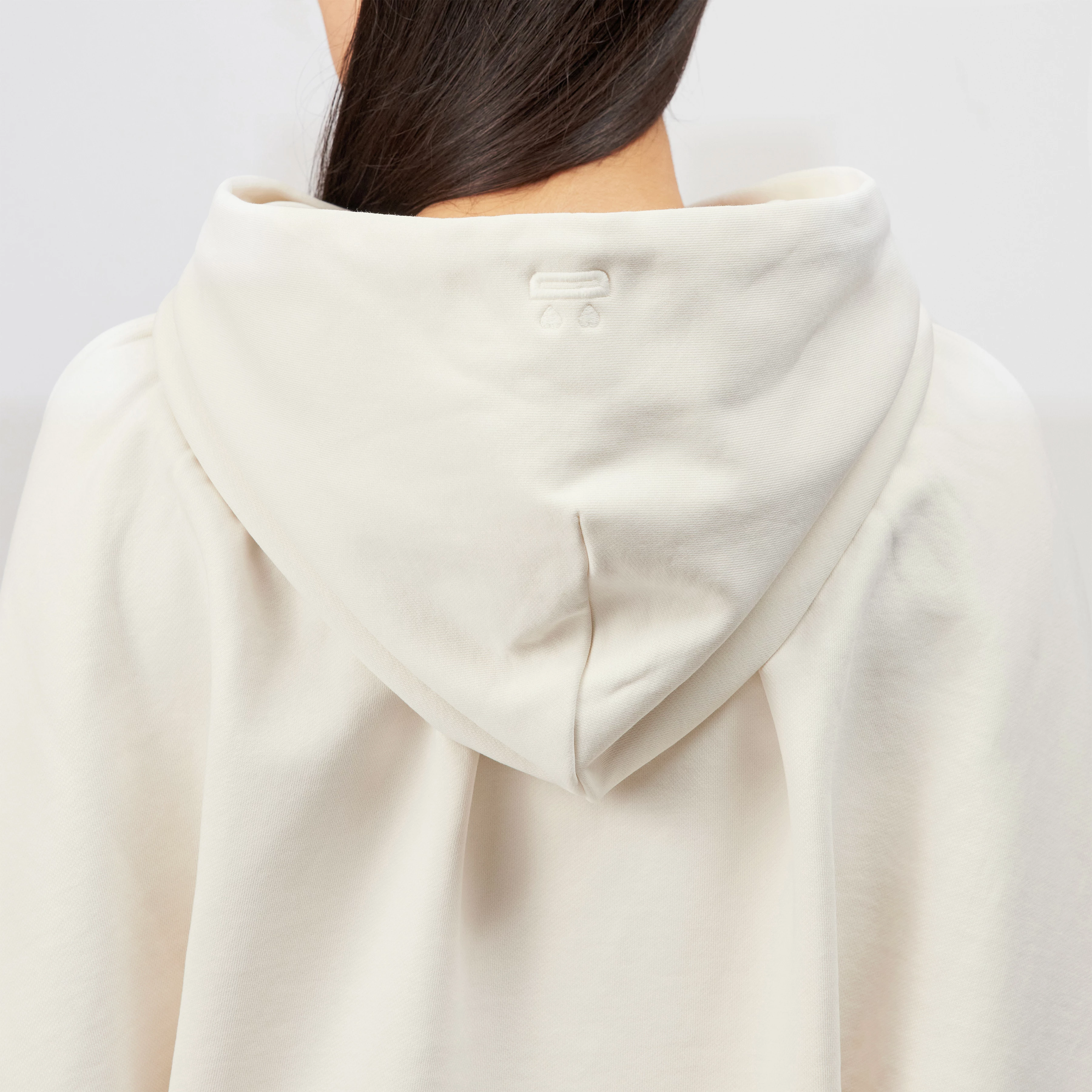NELVA_P4 - Oversized pure cotton hoodie - women - off white - Detailansicht am Model