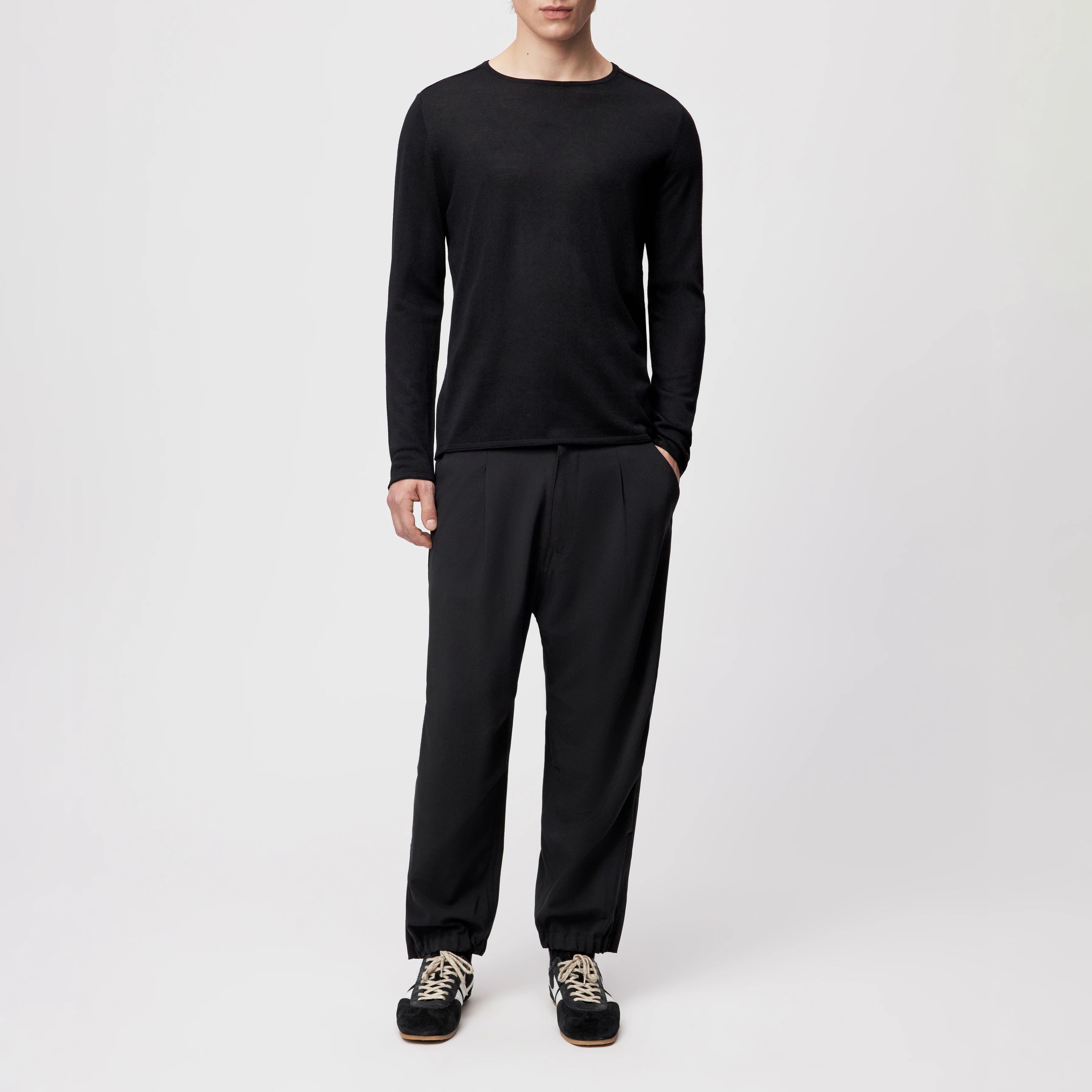 RIKONO - Strickpullover in feiner Merinowolle - Herren - schwarz - Ganzkörper-Frontansicht