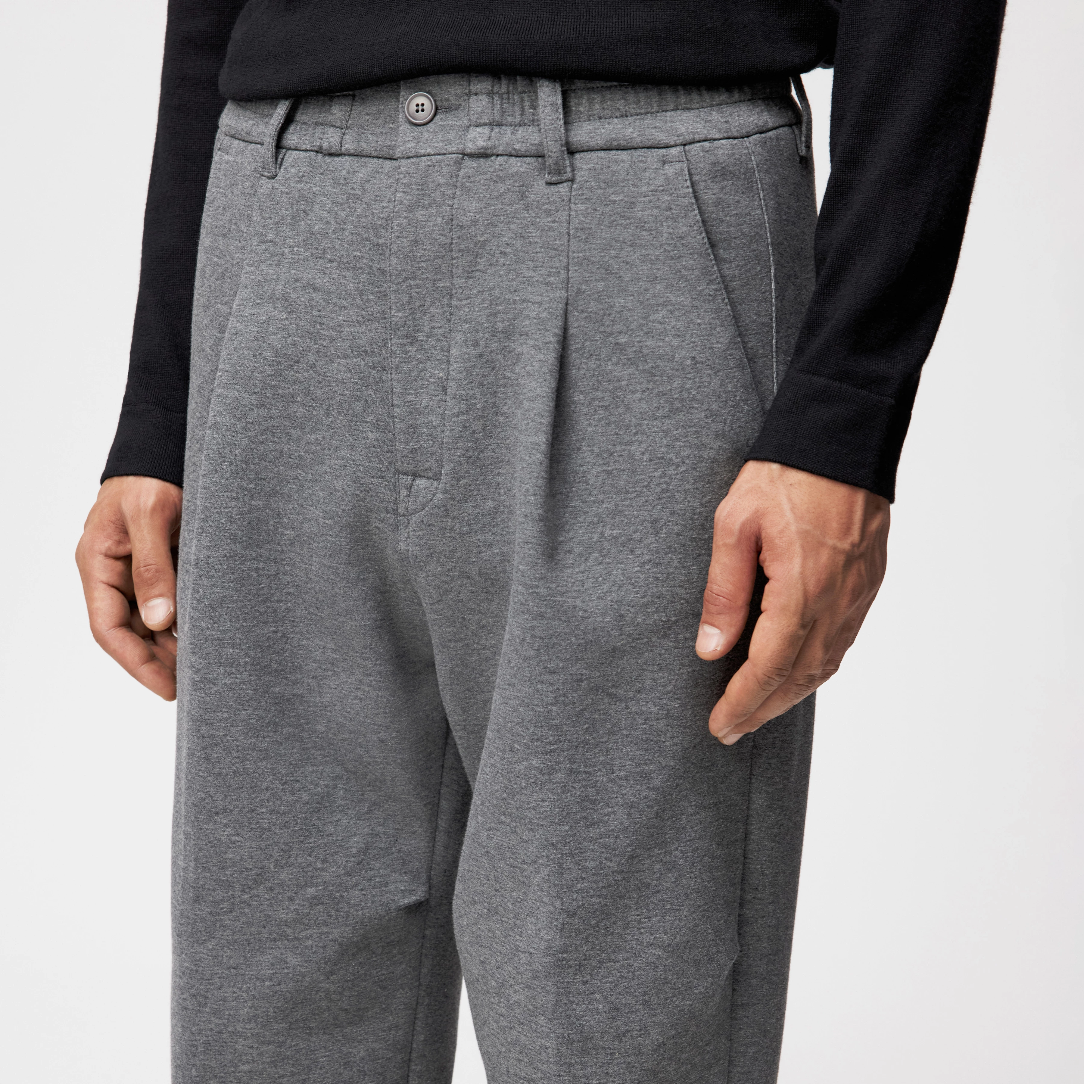 LIROG_C - Utility Pants in Jersey - Herren - grau - Detailansicht am Model