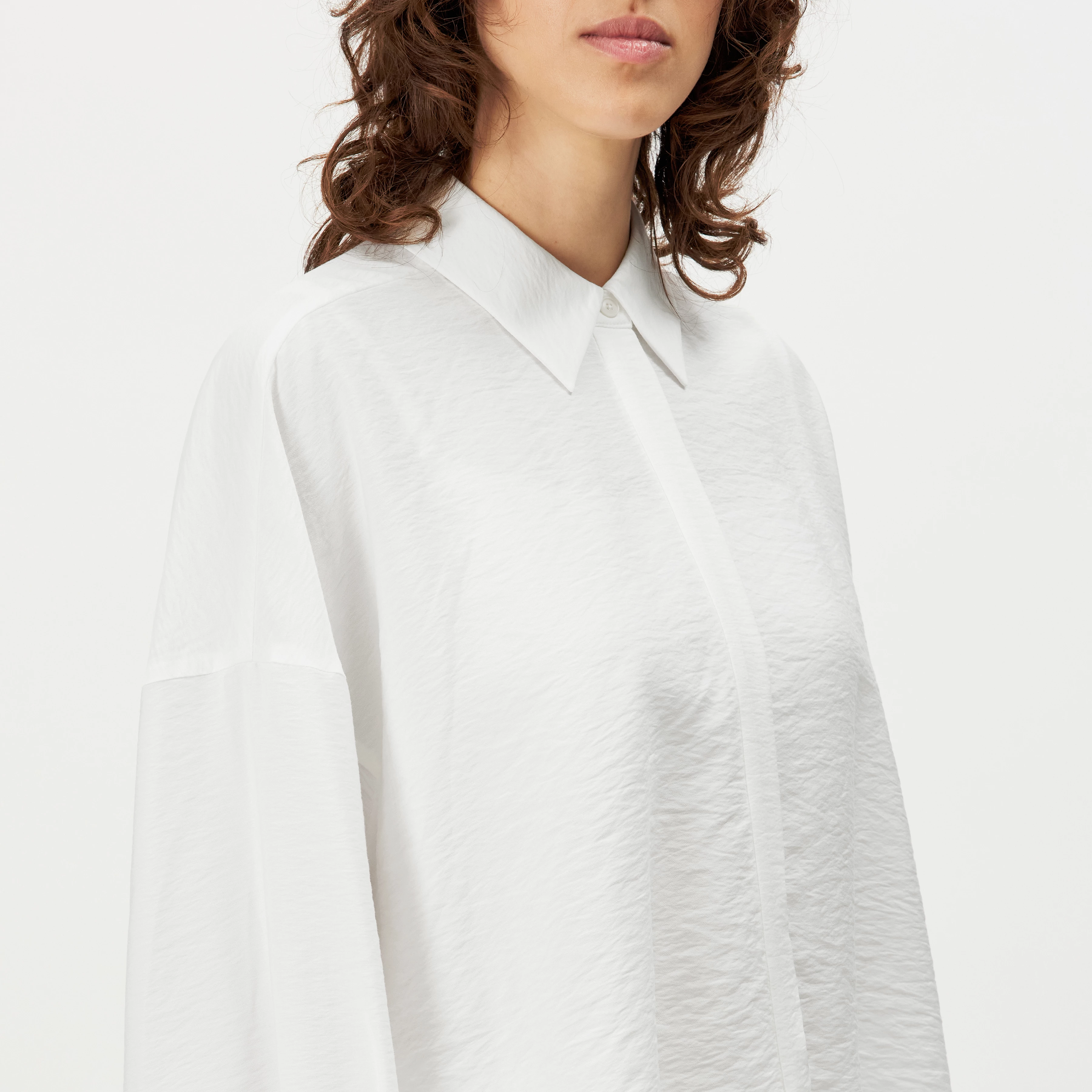 OSHIA - Oversized viscose-blend shirt blouse - women - off white - Detailansicht am Model