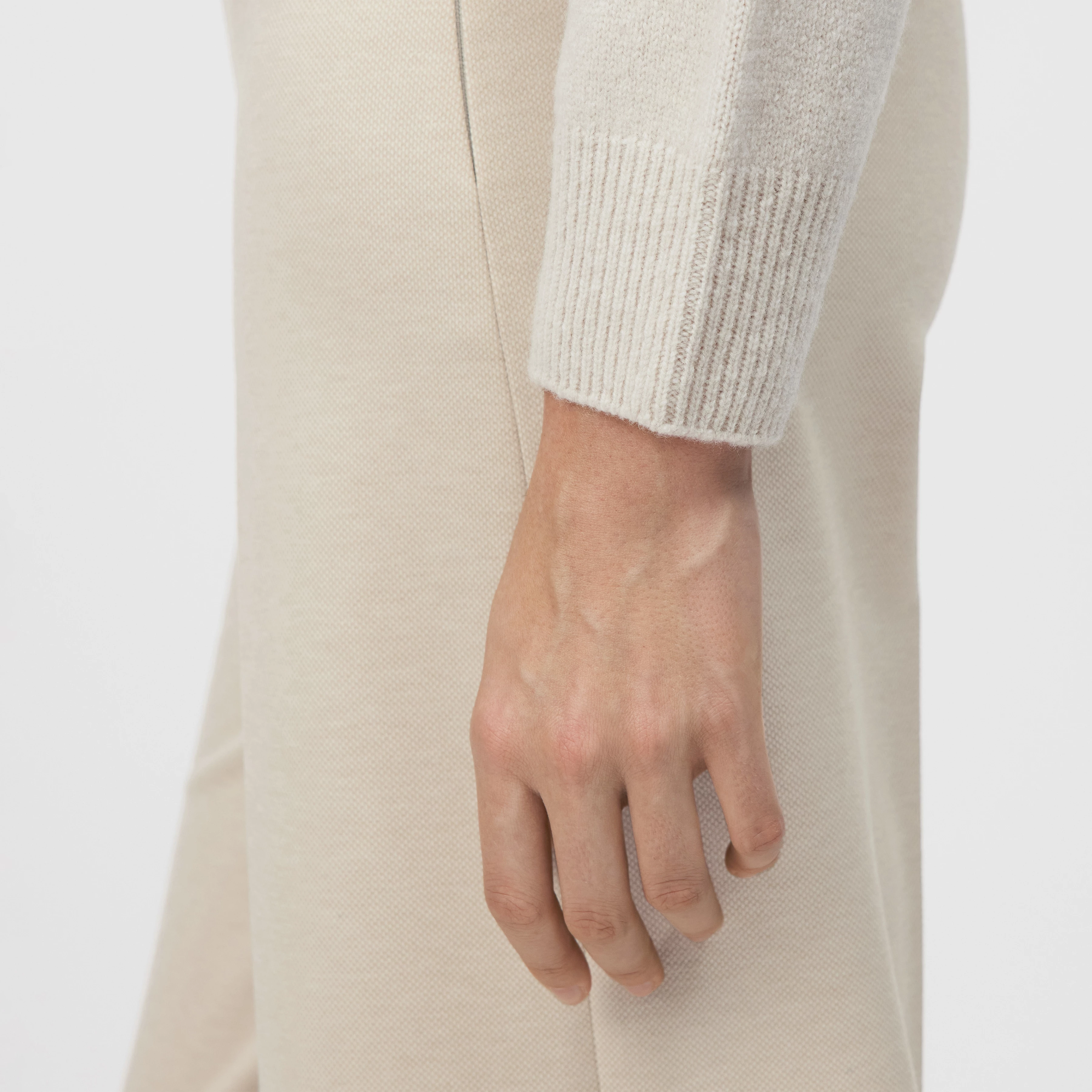 LYZIMA - Rollkragenpullover in Schurwolle - Damen - beige - Detailansicht am Model