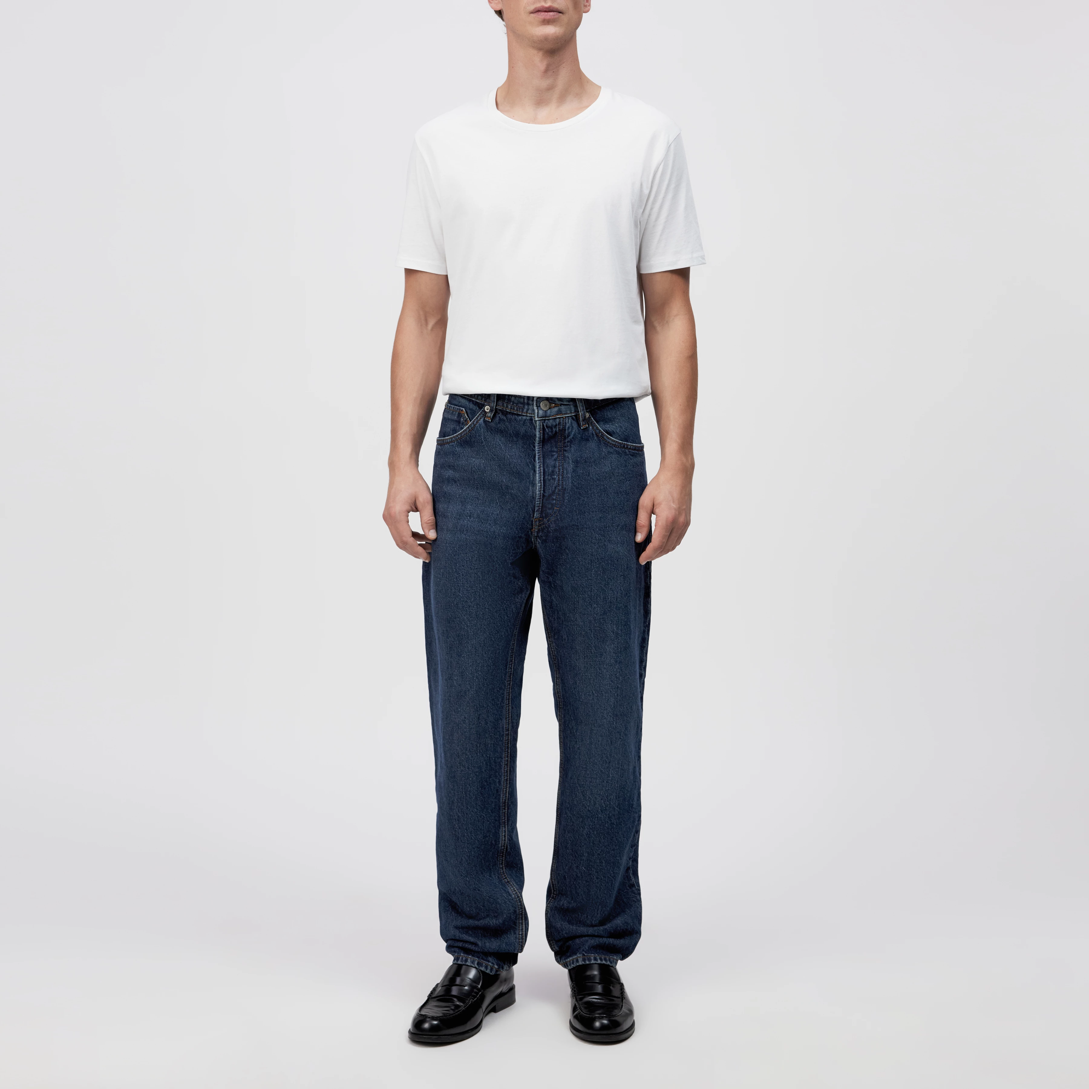 HIGHT - Relaxed Fit Jeans in Mid-Blue Denim - Herren - blau - Ganzkörper-Frontansicht