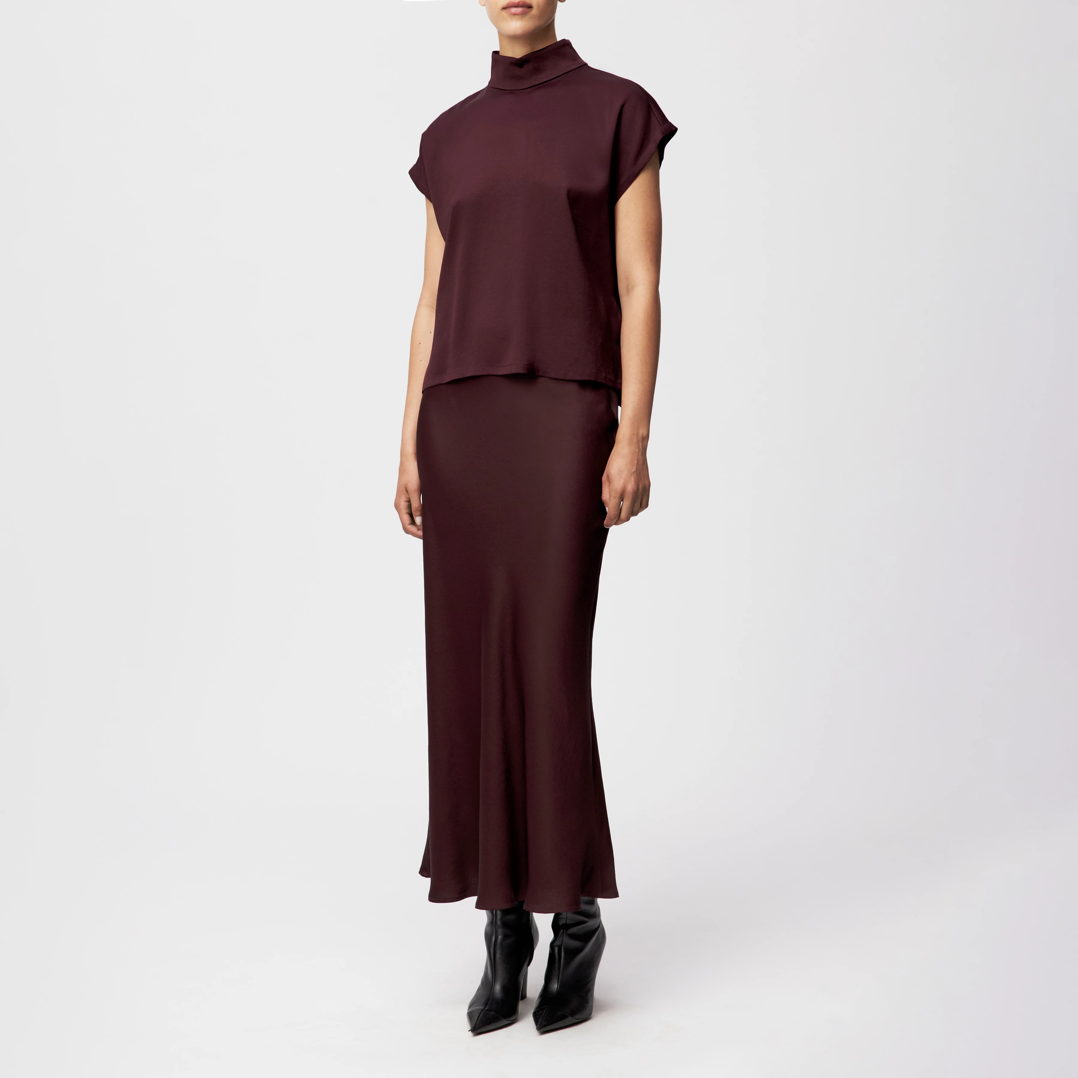 ALARIA_1 - Shirt-Bluse mit Stehkragen in Satin - Damen - rot - Ganzkörper-Frontansicht