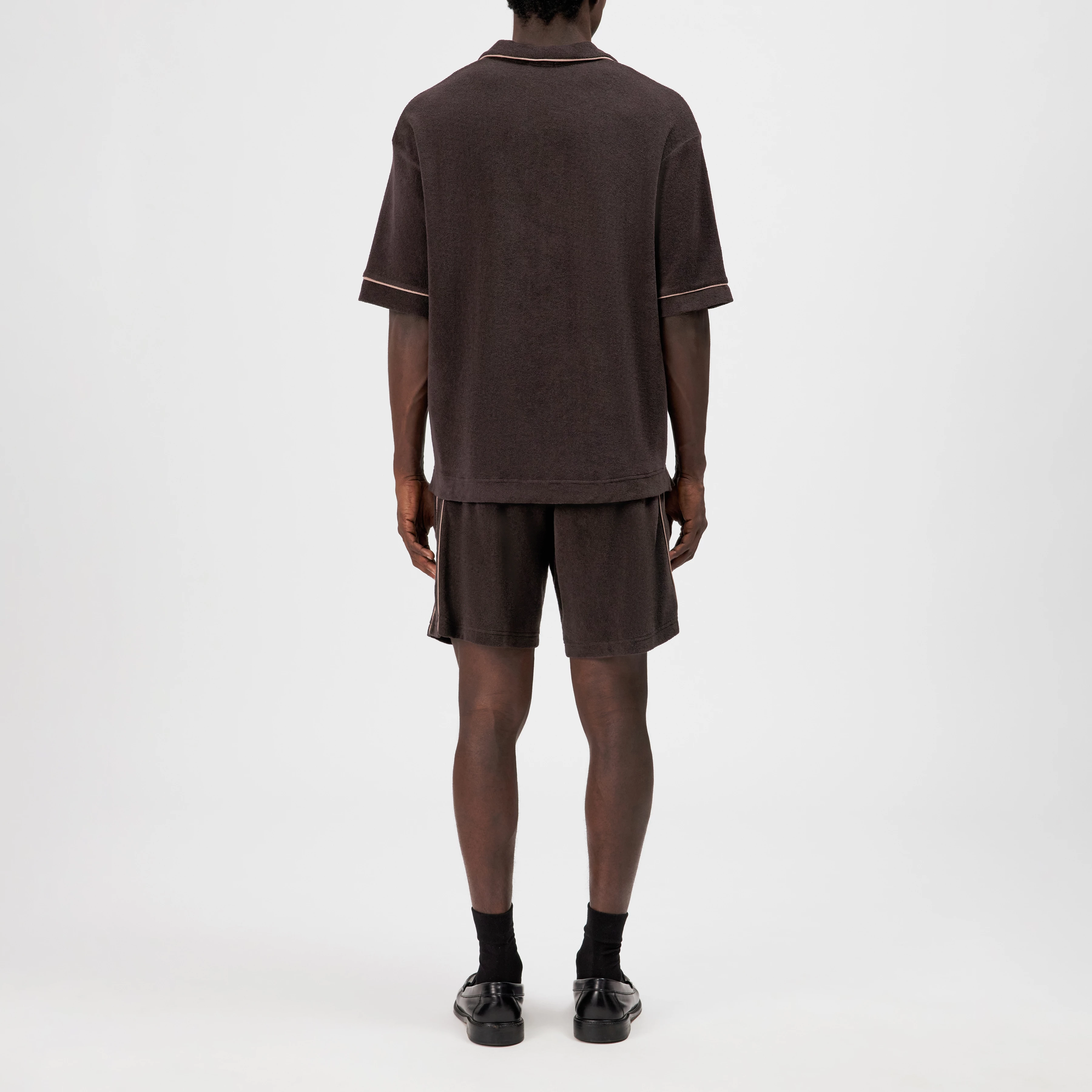 JORVEN - Relaxed Fit Polo aus Frottee mit Kontrastpaspel - Herren - braun - Rückansicht