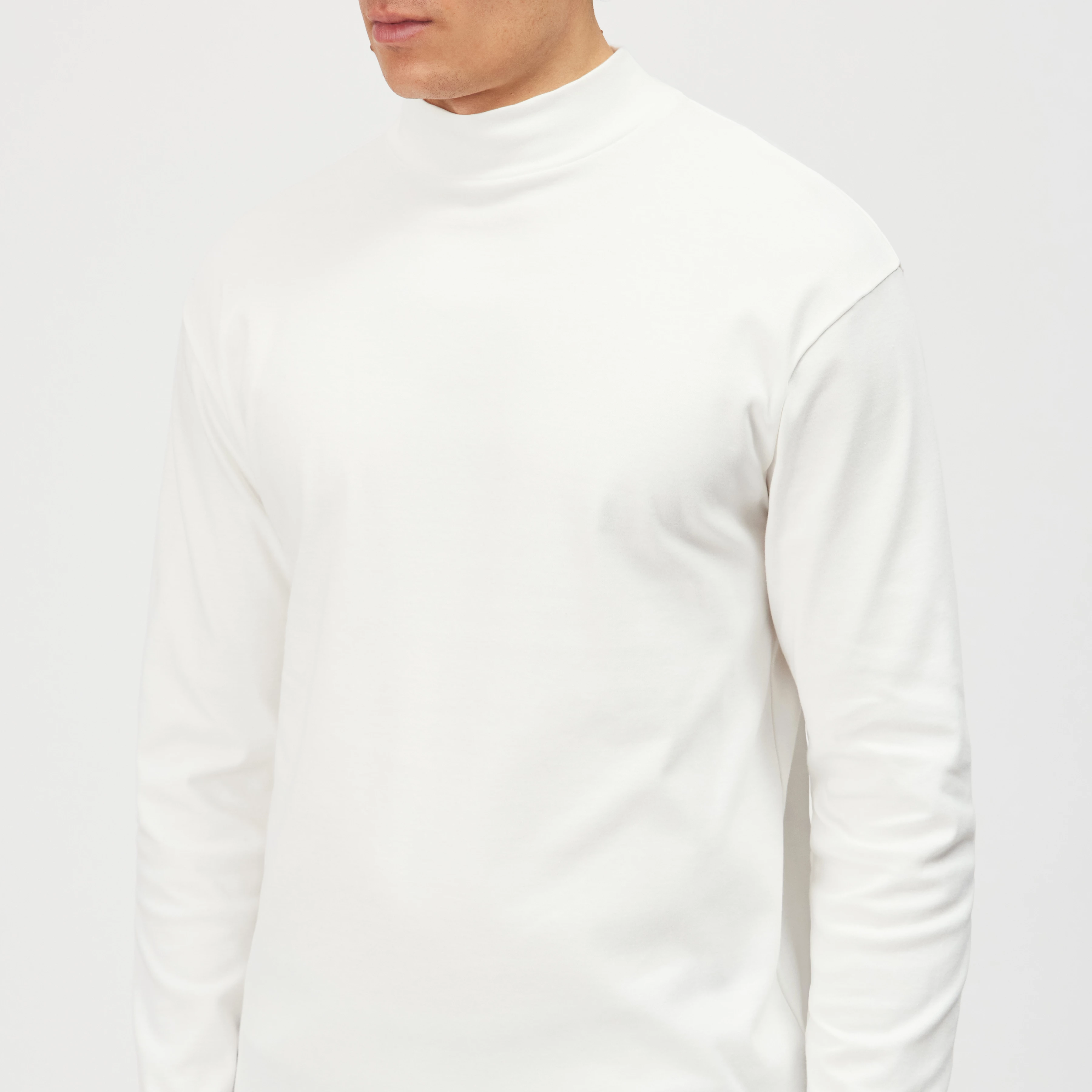 MORITZO - Long-sleeved top with stand-up collar in stretch cotton - men - off white - Detailansicht am Model