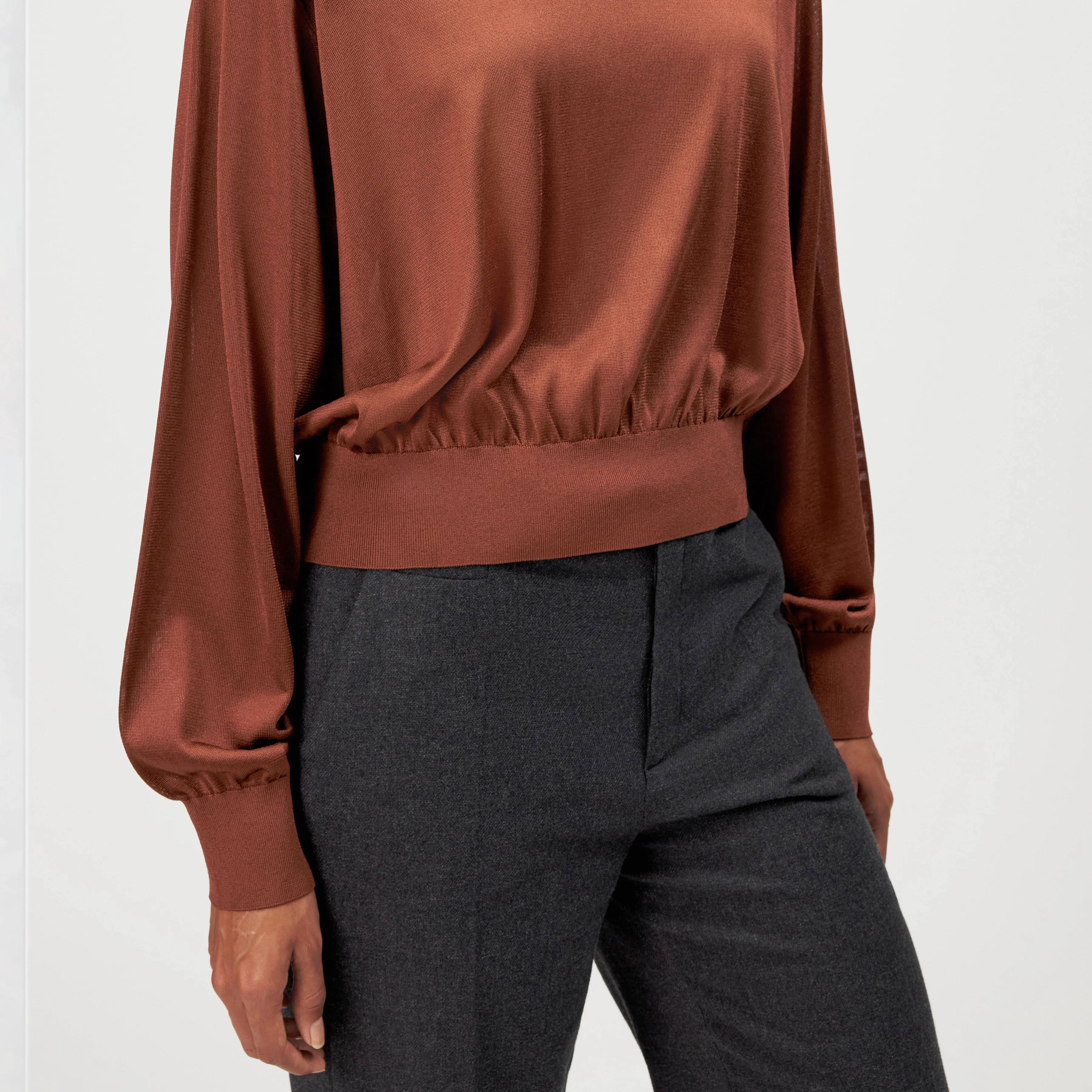 TALOMINA - Pull à manches ballon en acétate pur - women - marron - Detailansicht am Model