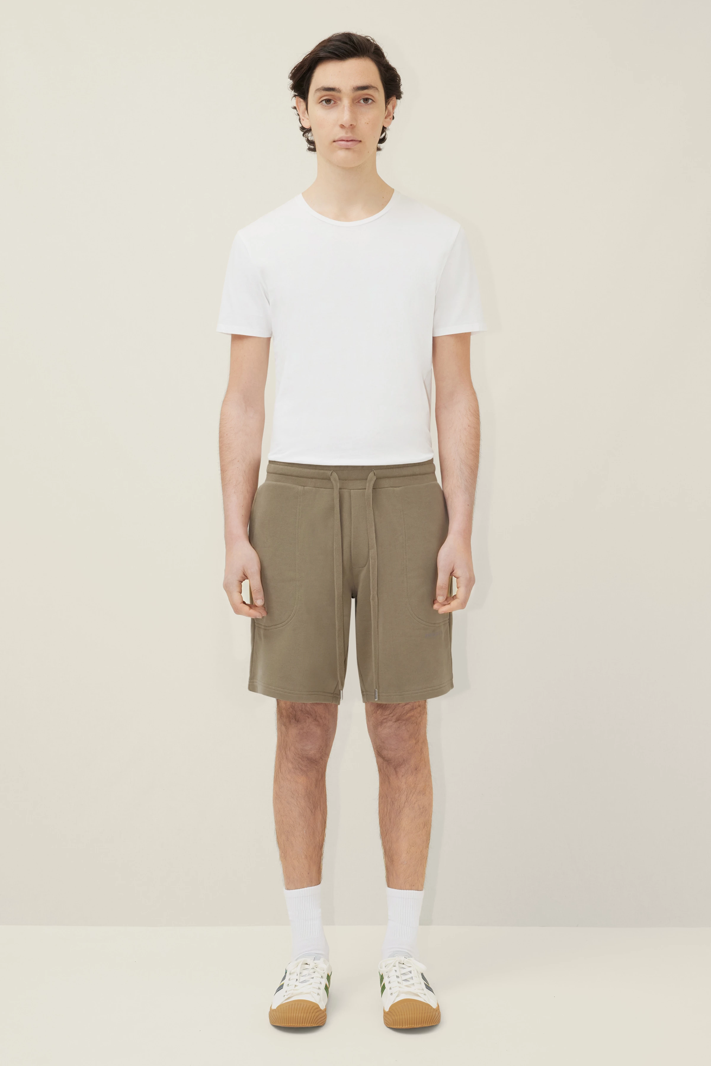 BREAK - relaxed fit sweatshorts - men - green - Ganzkörper-Frontansicht