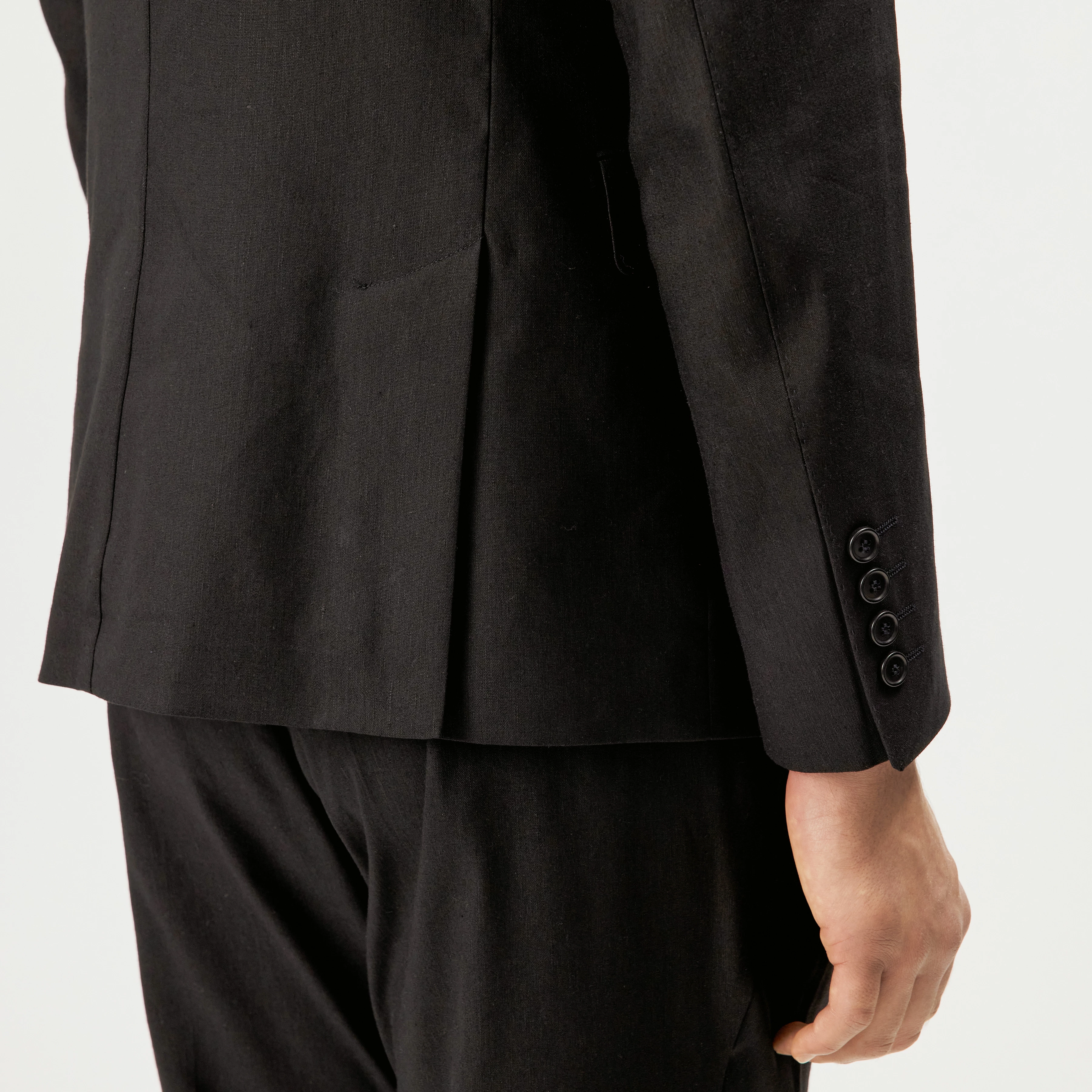 YAMES - Enkeltradet jakke i hørmix - men - sort - Detailansicht am Model