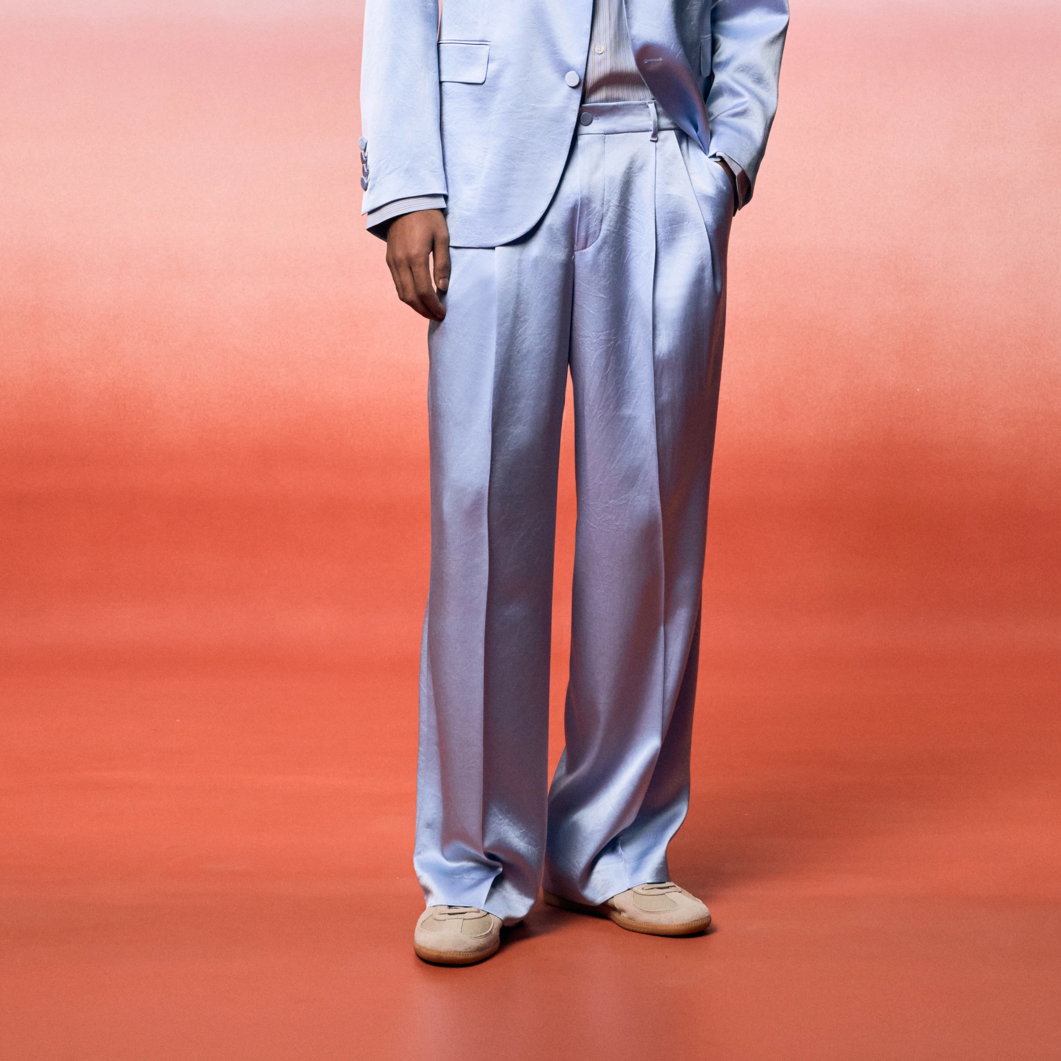 LEEK_WIDE - Relaxed Fit Bundfaltenhose in Satin - Herren - blau
