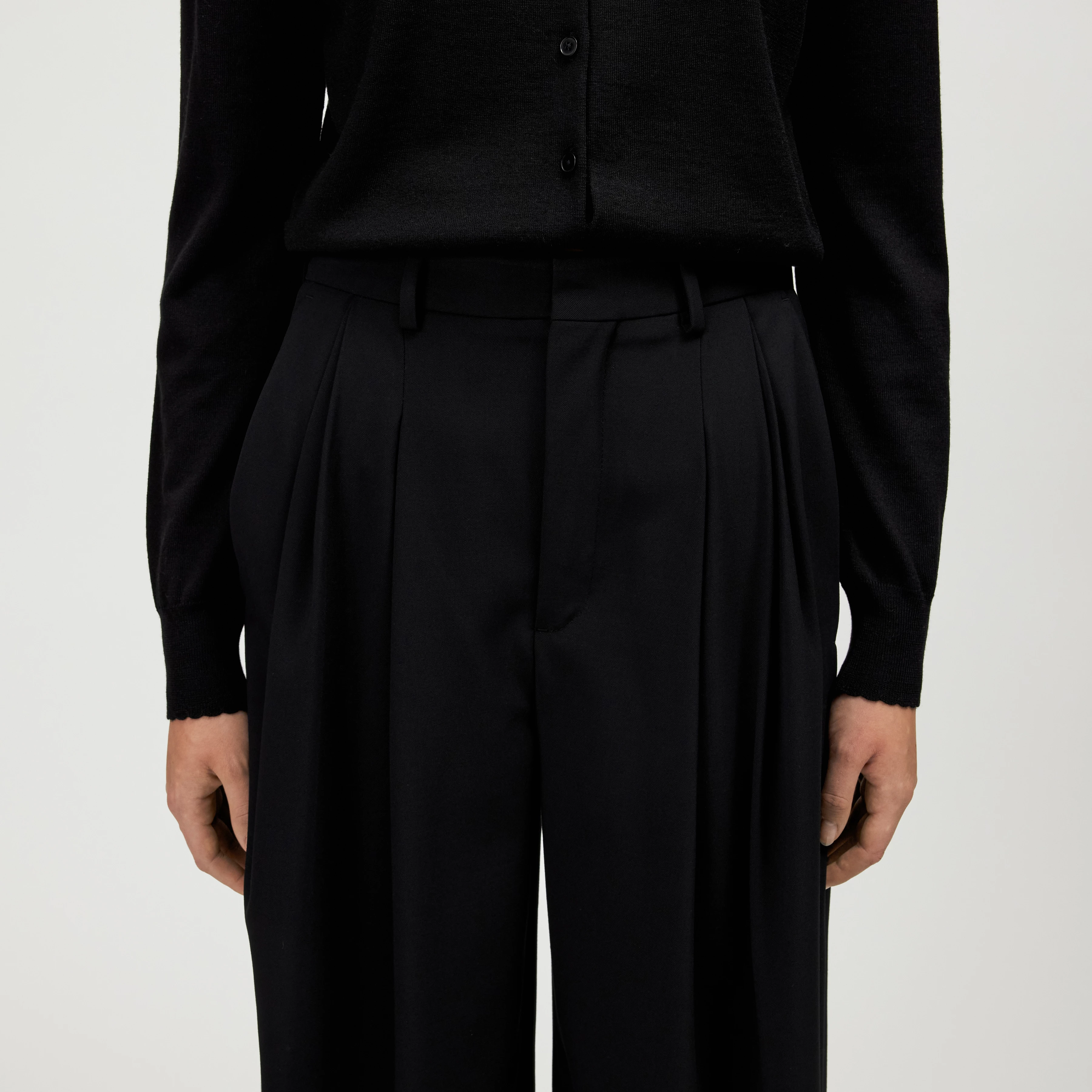ELICIT - Wide twill pleat trousers - women - black - Detailansicht am Model
