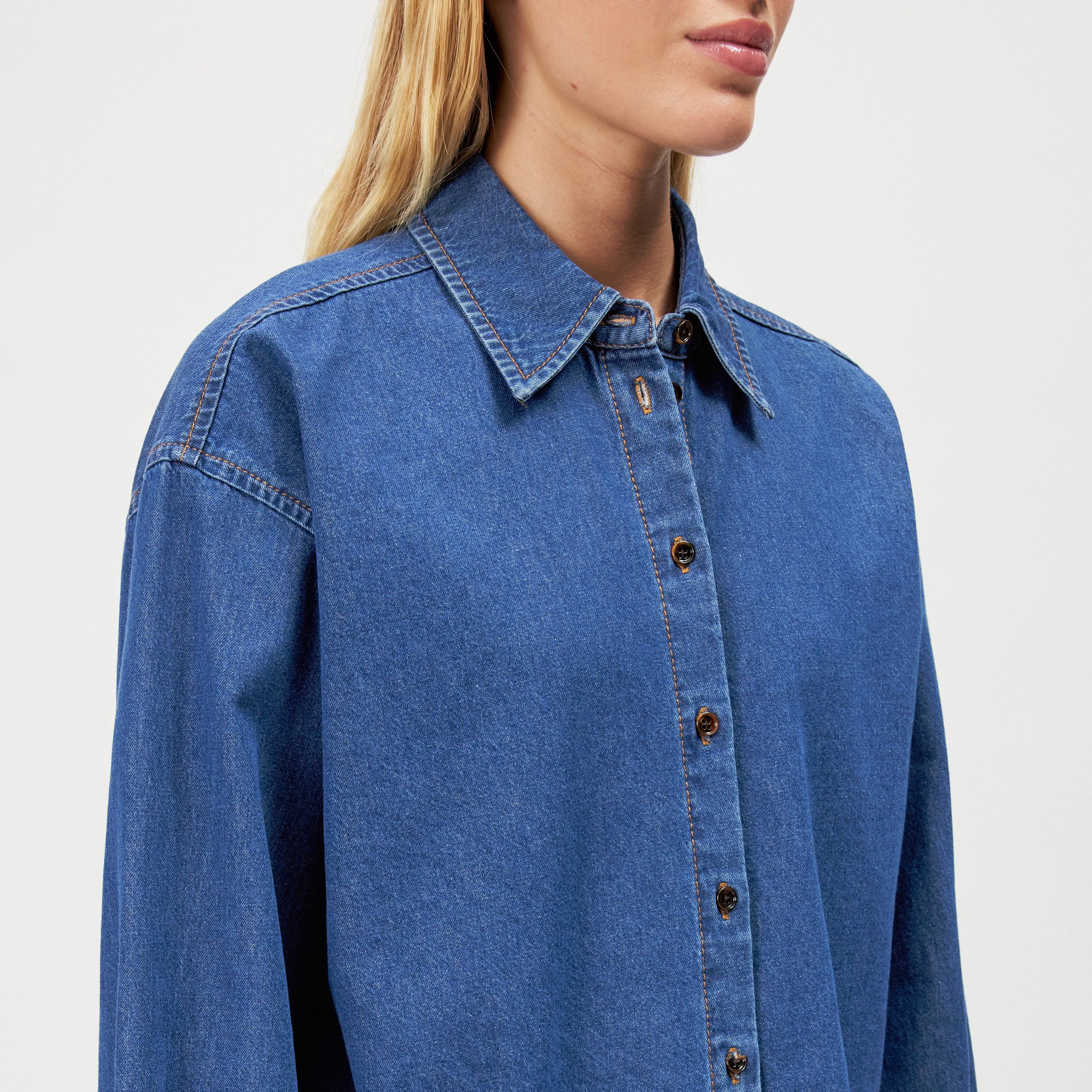 BRIONA - Cropped Lyocell-cotton shirt - women - blue - Detailansicht am Model
