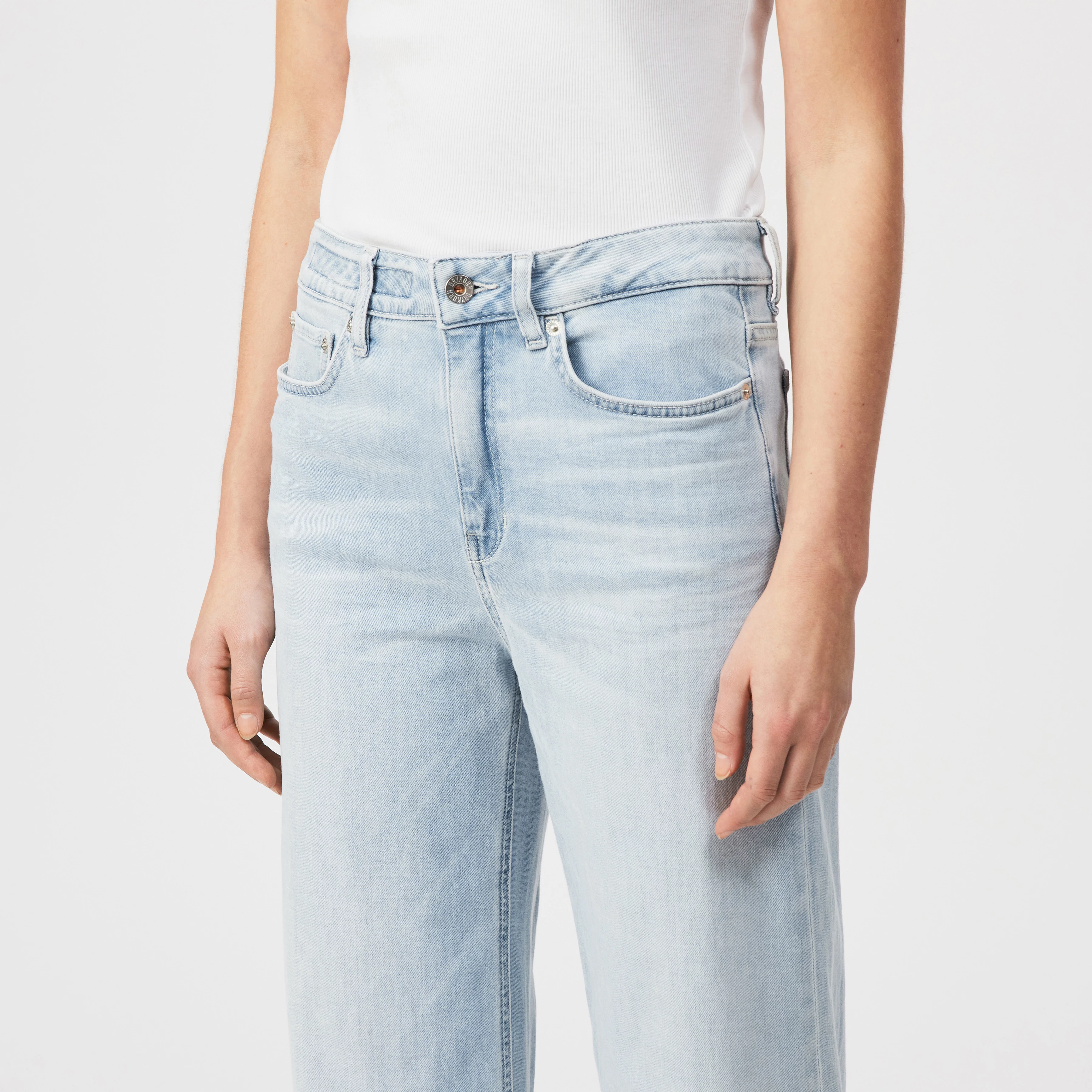 MEDLEY - Jean taille mi-haute en denim bleu clair - women - bleu - Detailansicht am Model