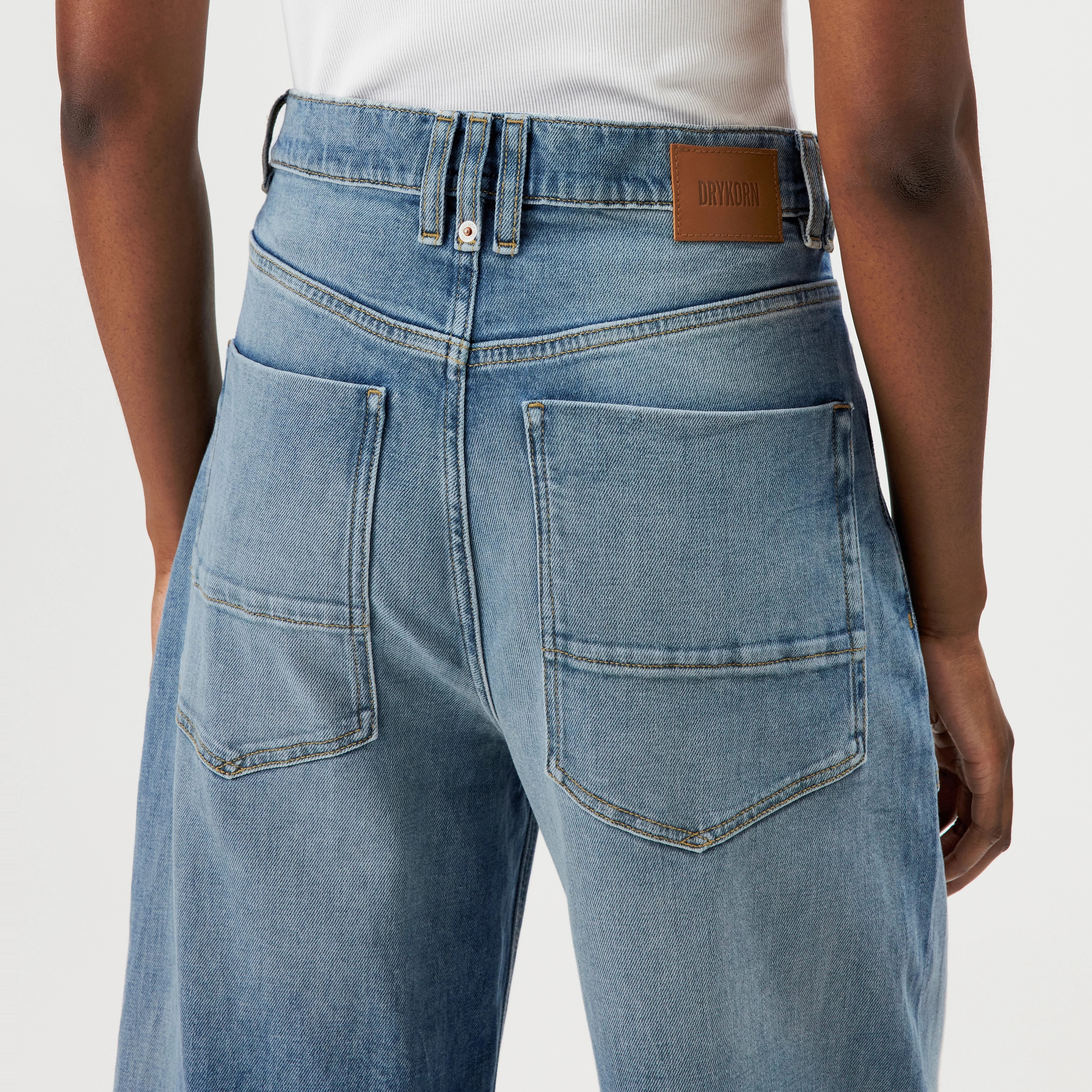 DERIVE - Mid-rise cropped jeans - women - blue - Detailansicht am Model