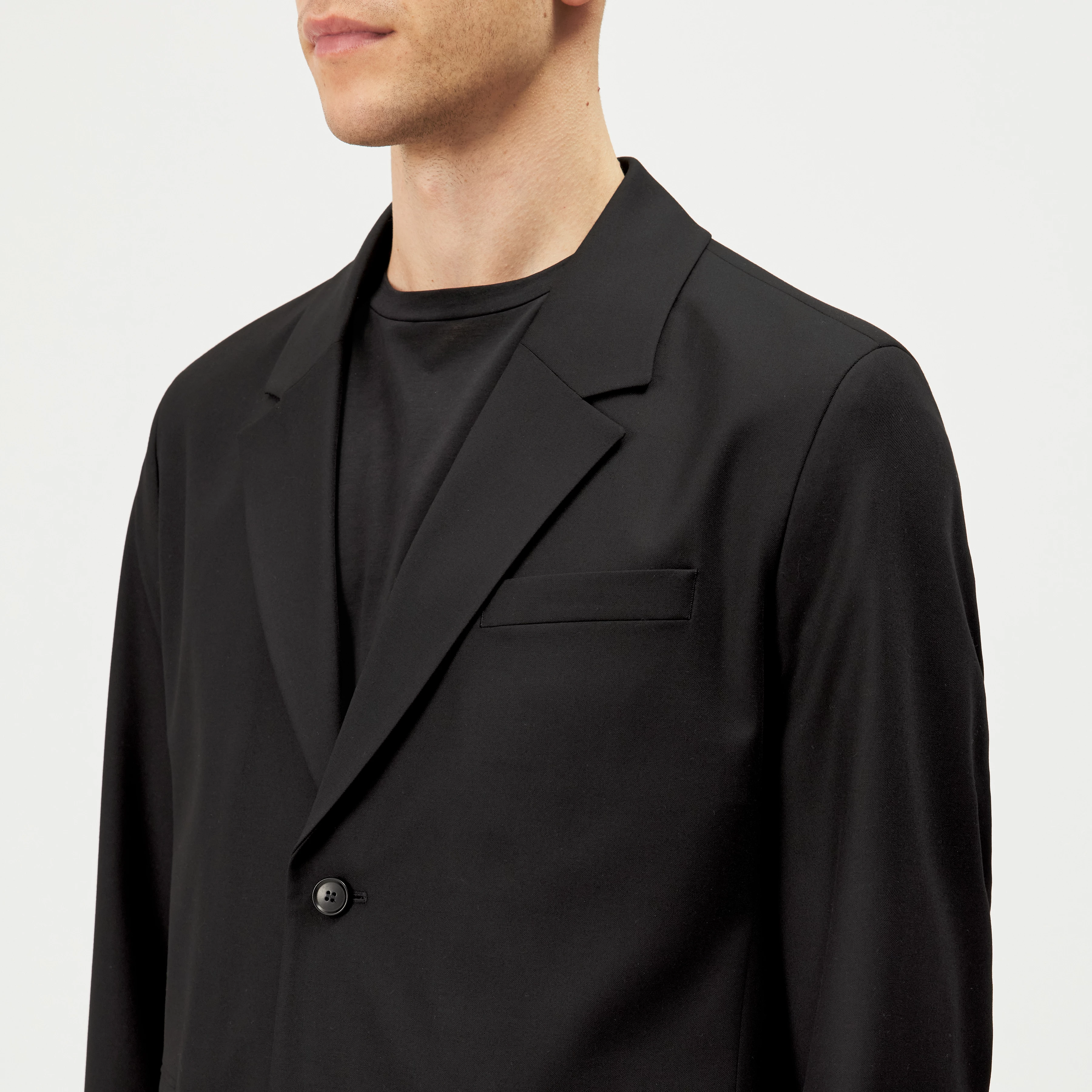 CORAY - Relaxed Fit Blazer in Wool Blend - men - black - Detailansicht am Model