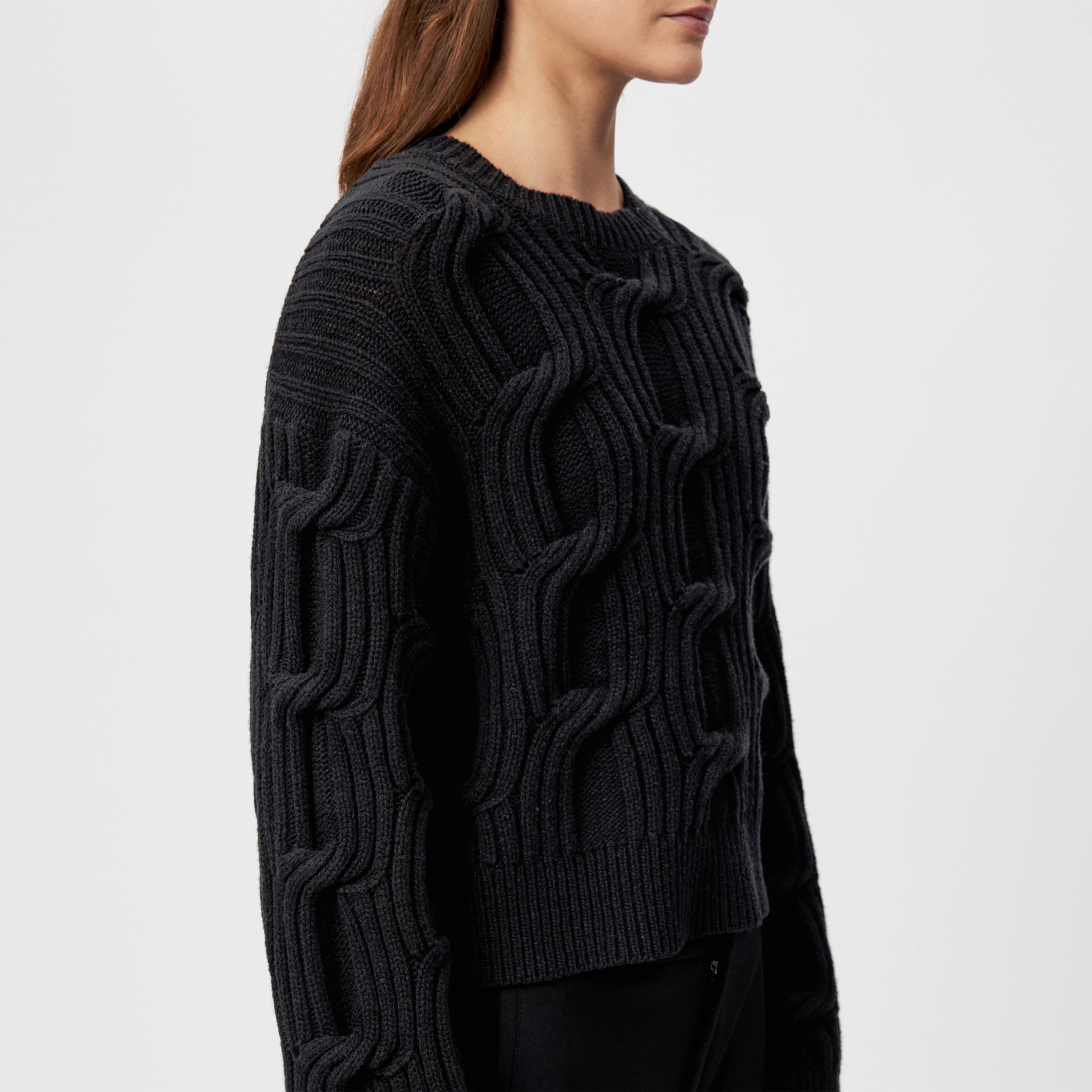 MALESE_2 - Verkürzter Pullover in Schurwolle - Damen - schwarz - Detailansicht am Model