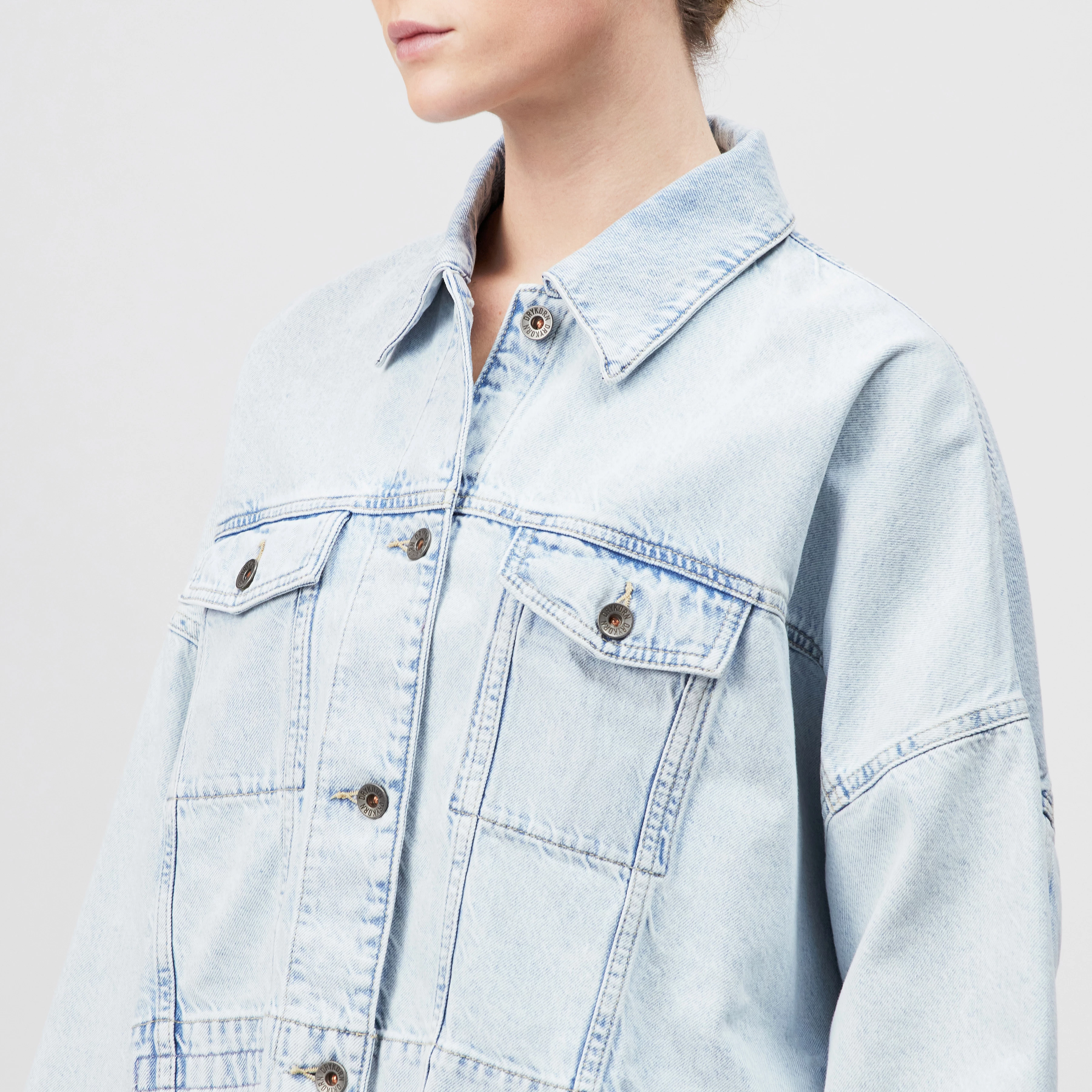 HOLBROOKS - Veste oversized en denim bleu clair - women - bleu - Detailansicht am Model