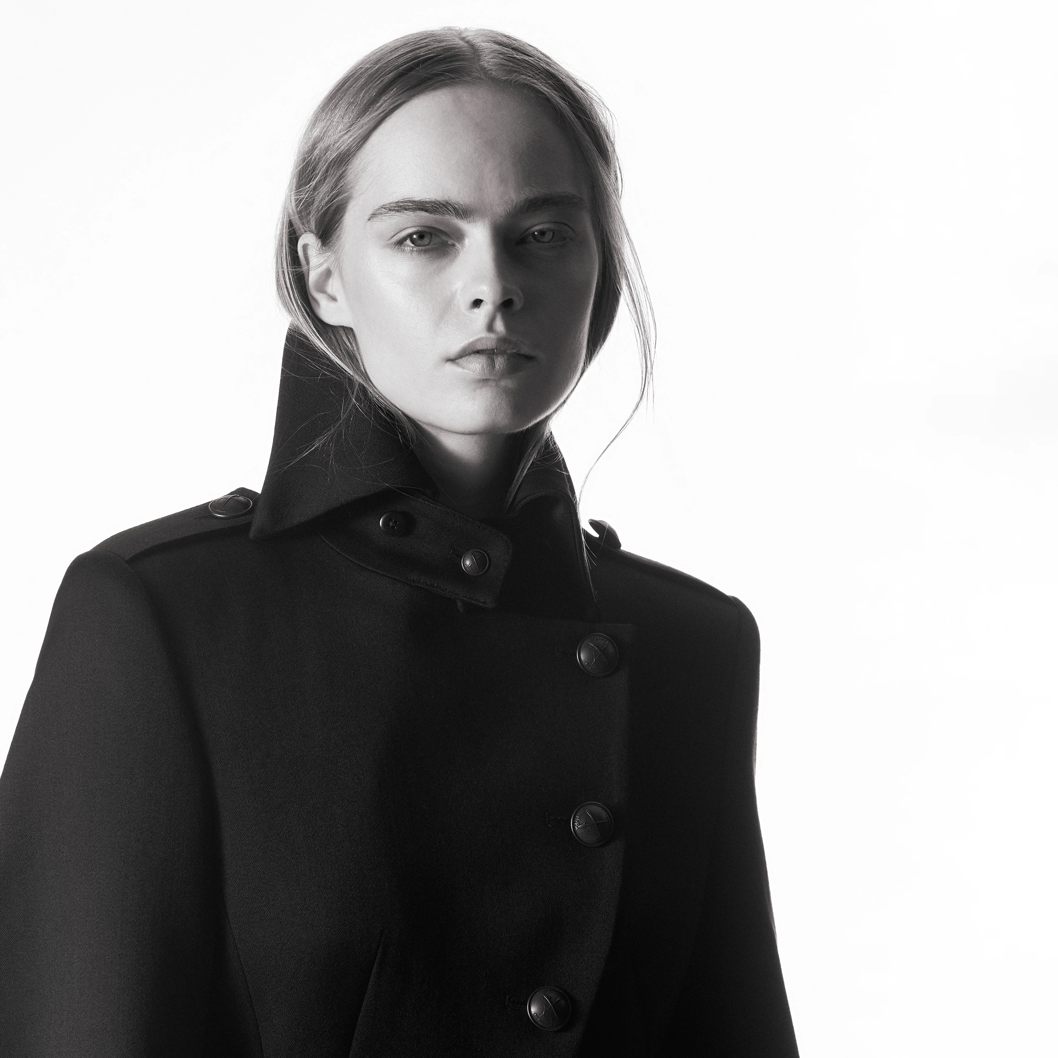 DRYQUEENS - Tailored coat with stand collar in pure new wool - women - black - Detailansicht am Model