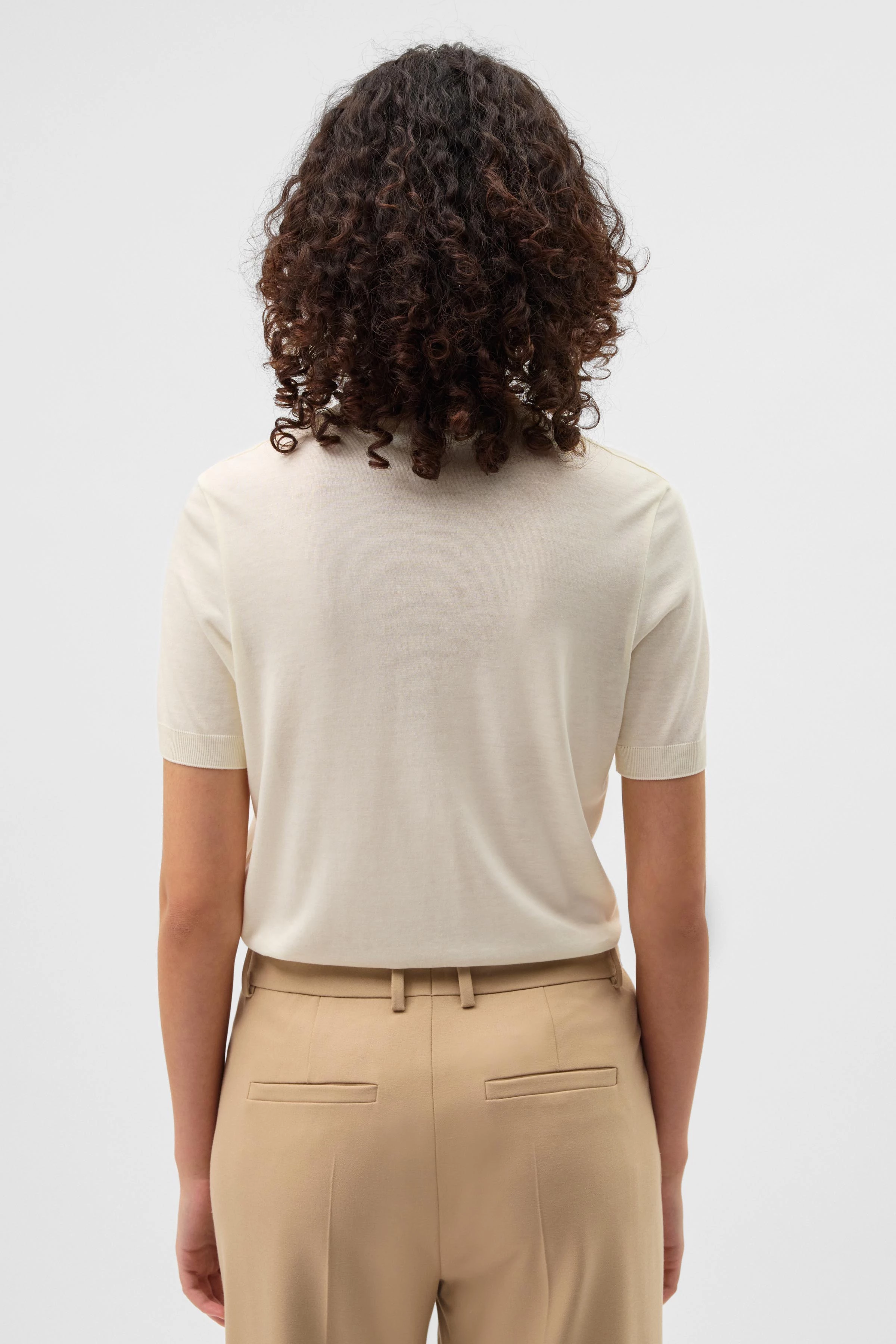 NALICE - Feminine T-shirt with V-neck - women - off white - Rückansicht