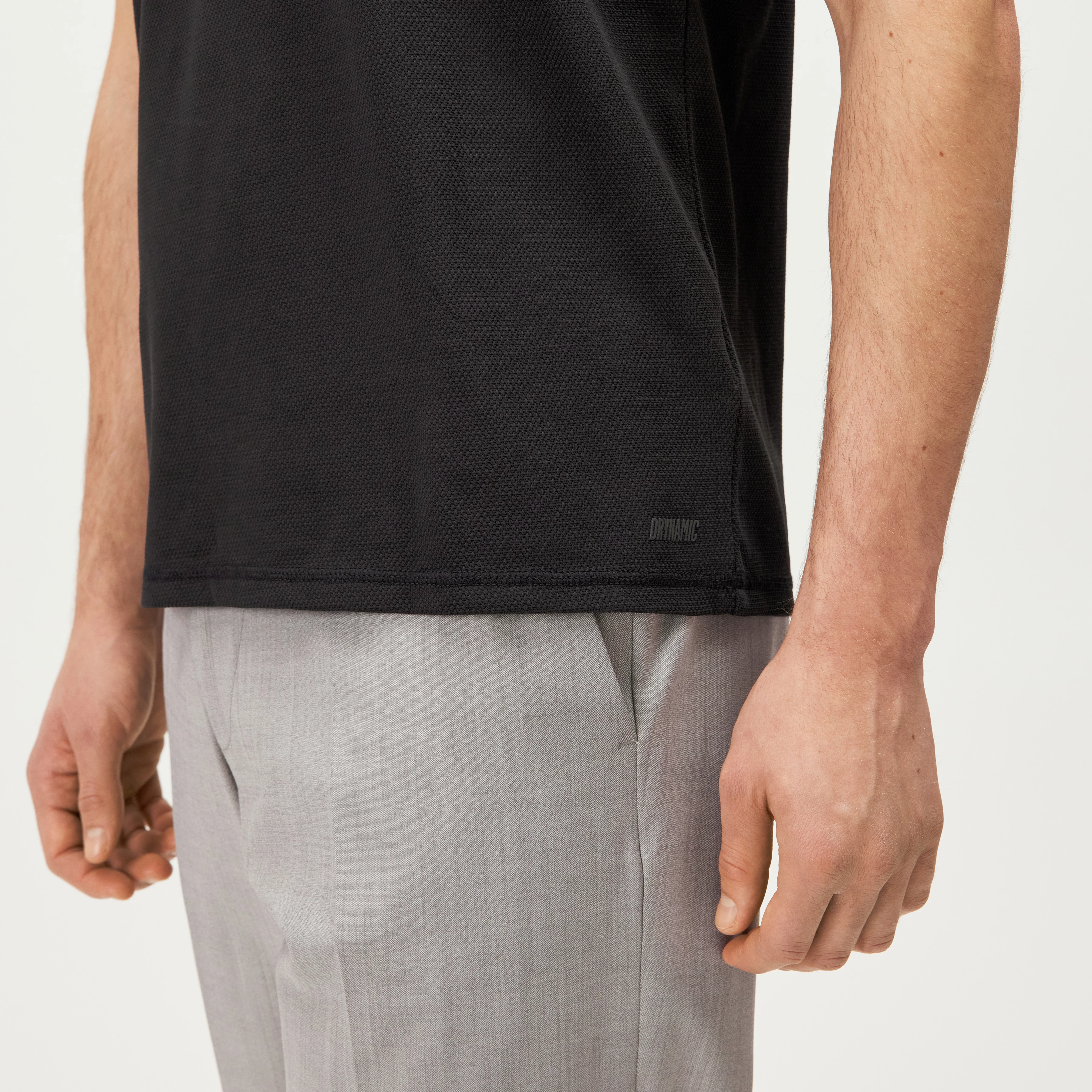 ERICKO - Regular Fit Cotton Blend T-Shirt - men - black - Detailansicht am Model